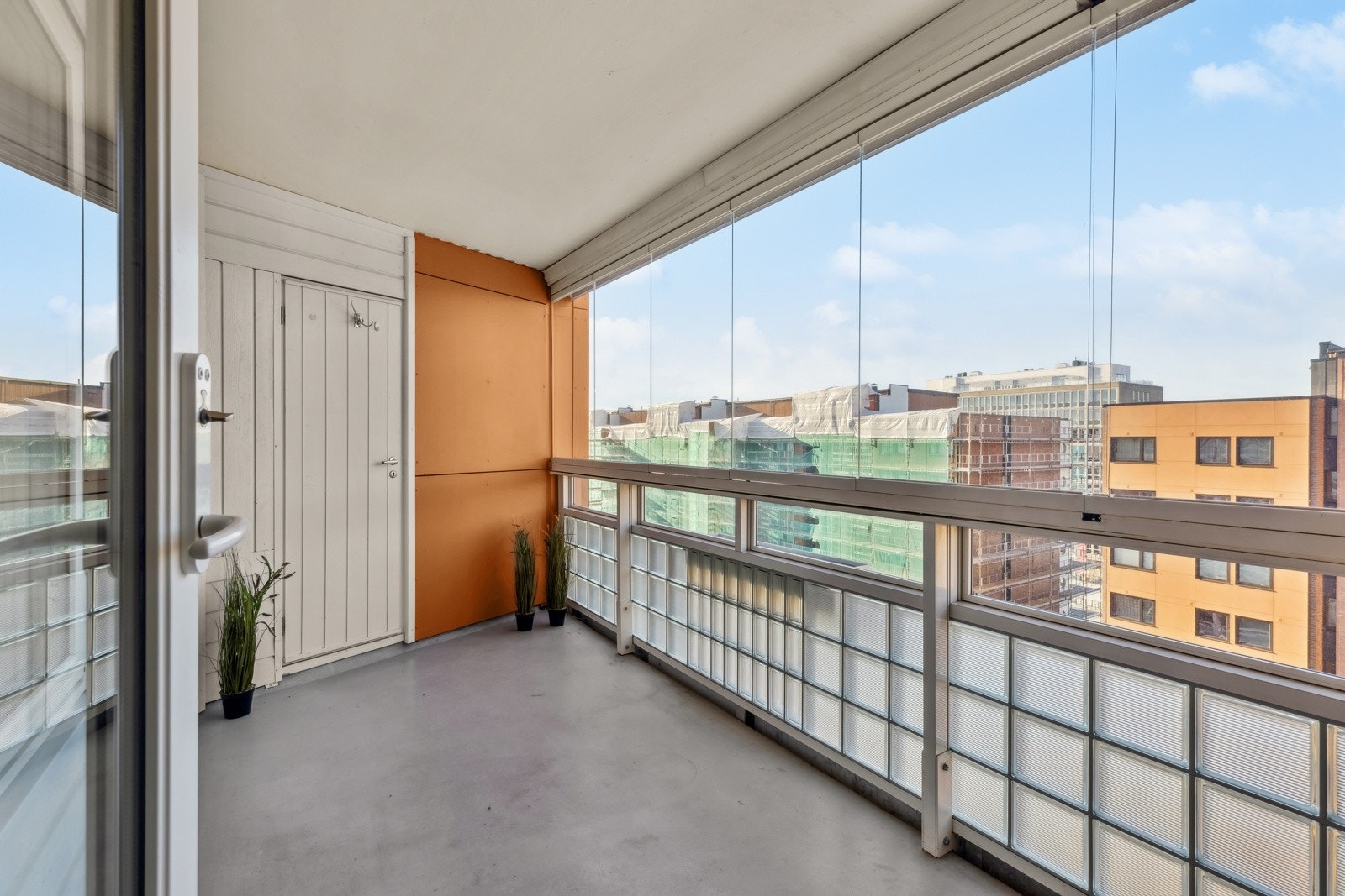 Leiligheten har stor, innglasset balkong Galleribilde
