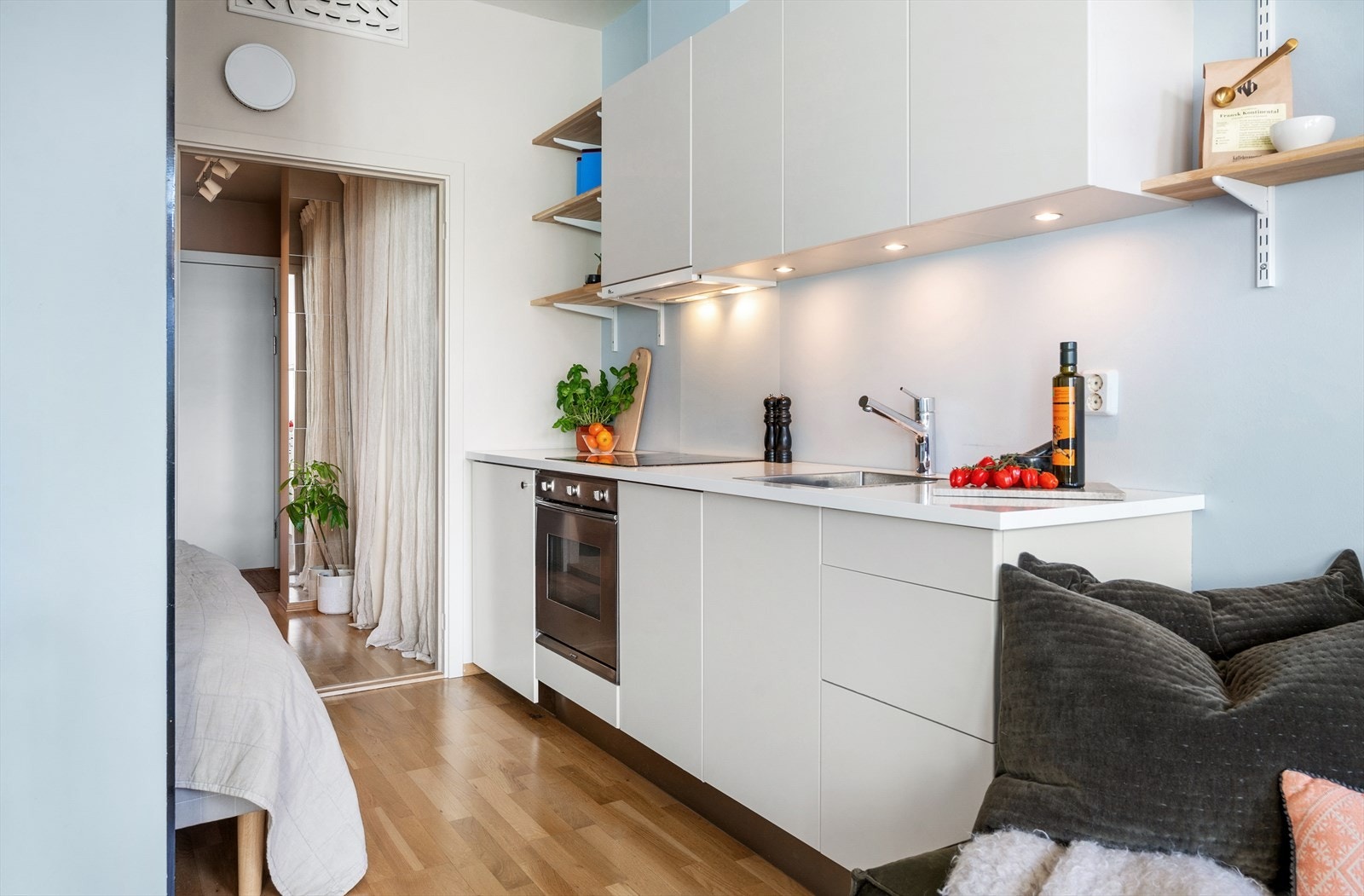 Lyst og pent kjøkken med glatte fronter og foliert benkeplate. Galleribilde