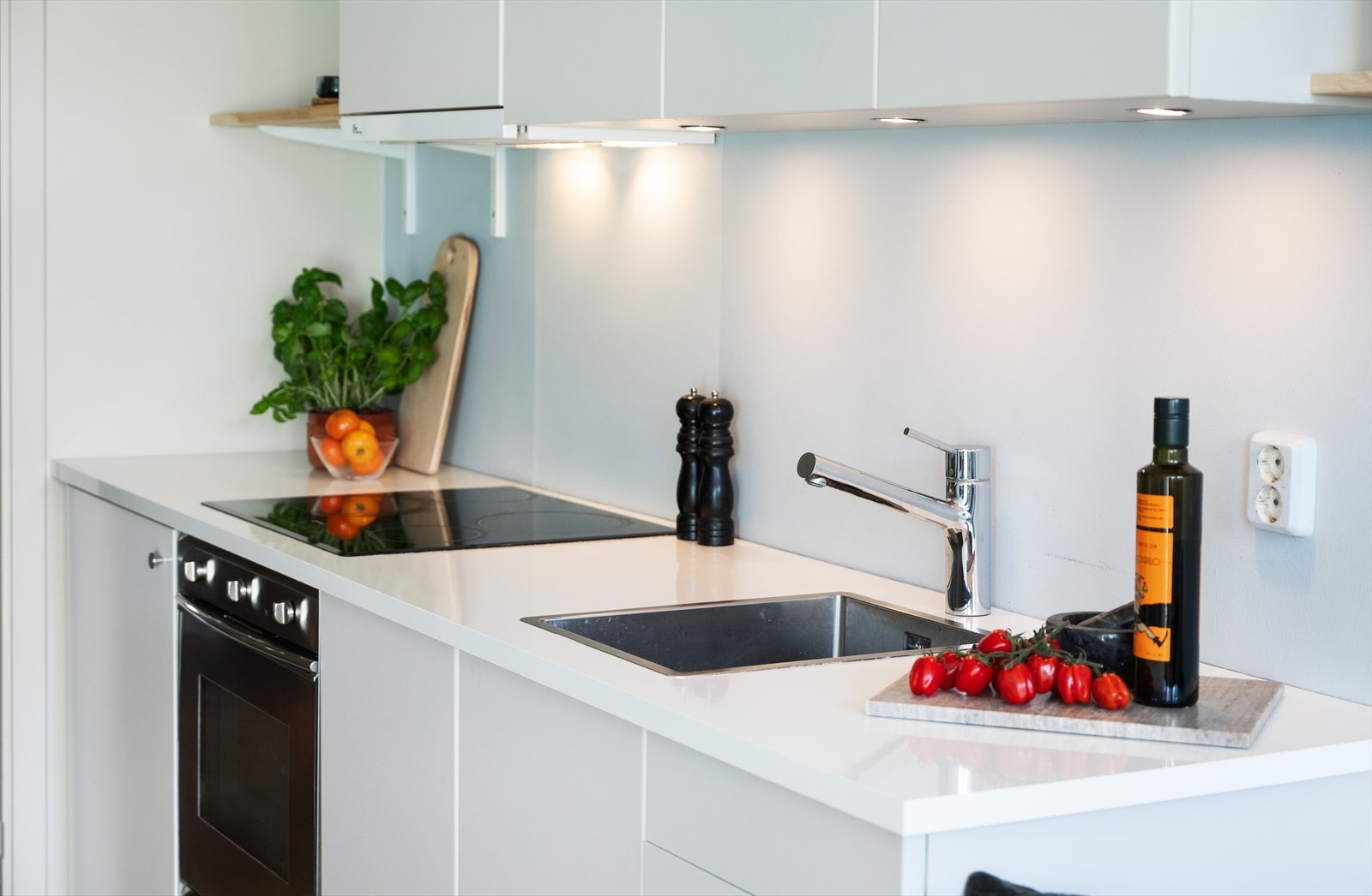 Kjøkkenet er utstyrt med platetopp, kum, ettgreps blandebatteri, ventilator, kjøleskap, ovn og oppvaskmaskin. Galleribilde