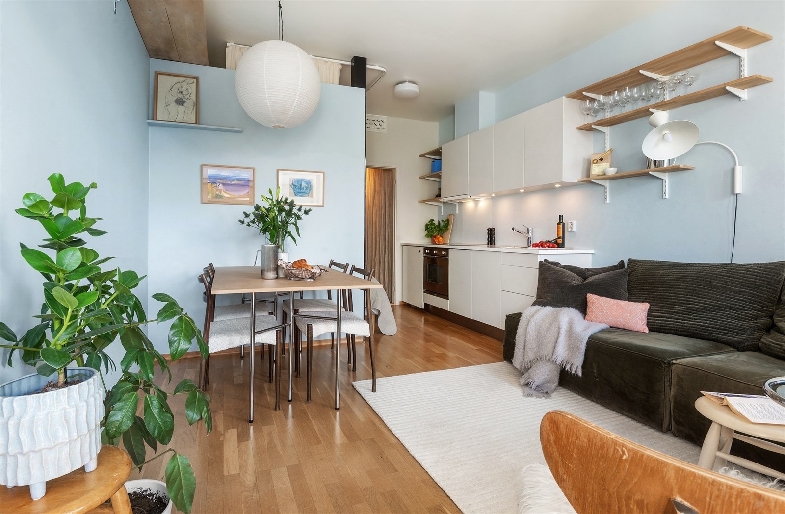 Praktisk planløsning som gir god plass til både en spise- og sittegruppe. Galleribilde