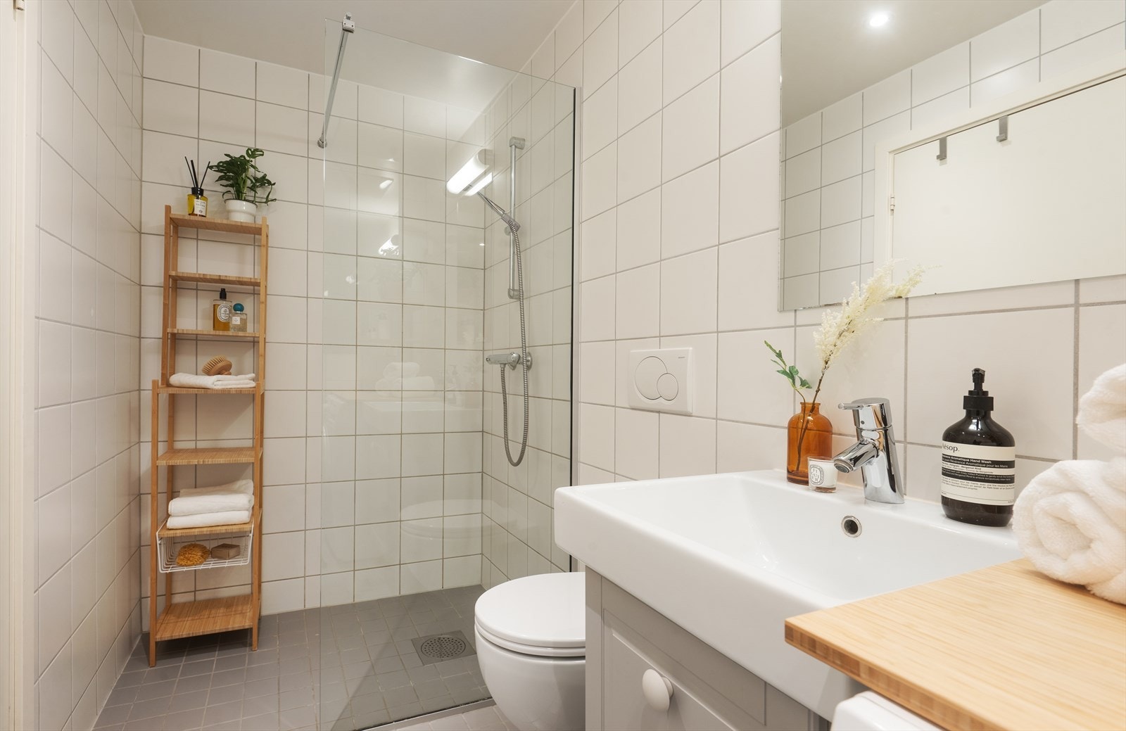 Lyst og pent flislagt bad med vannbåren varme i gulv. Galleribilde