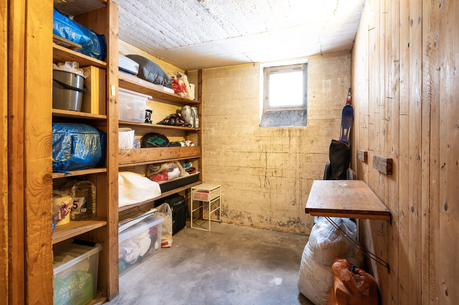 Leiligheten disponerer to gode boder, her fra kjellerboden på 6 kvm. Loftsboden er målt til 8 kvm, men har hele 14 kvm gulvareal da noe av boden har skråtak/lav takhøyde. Galleribilde