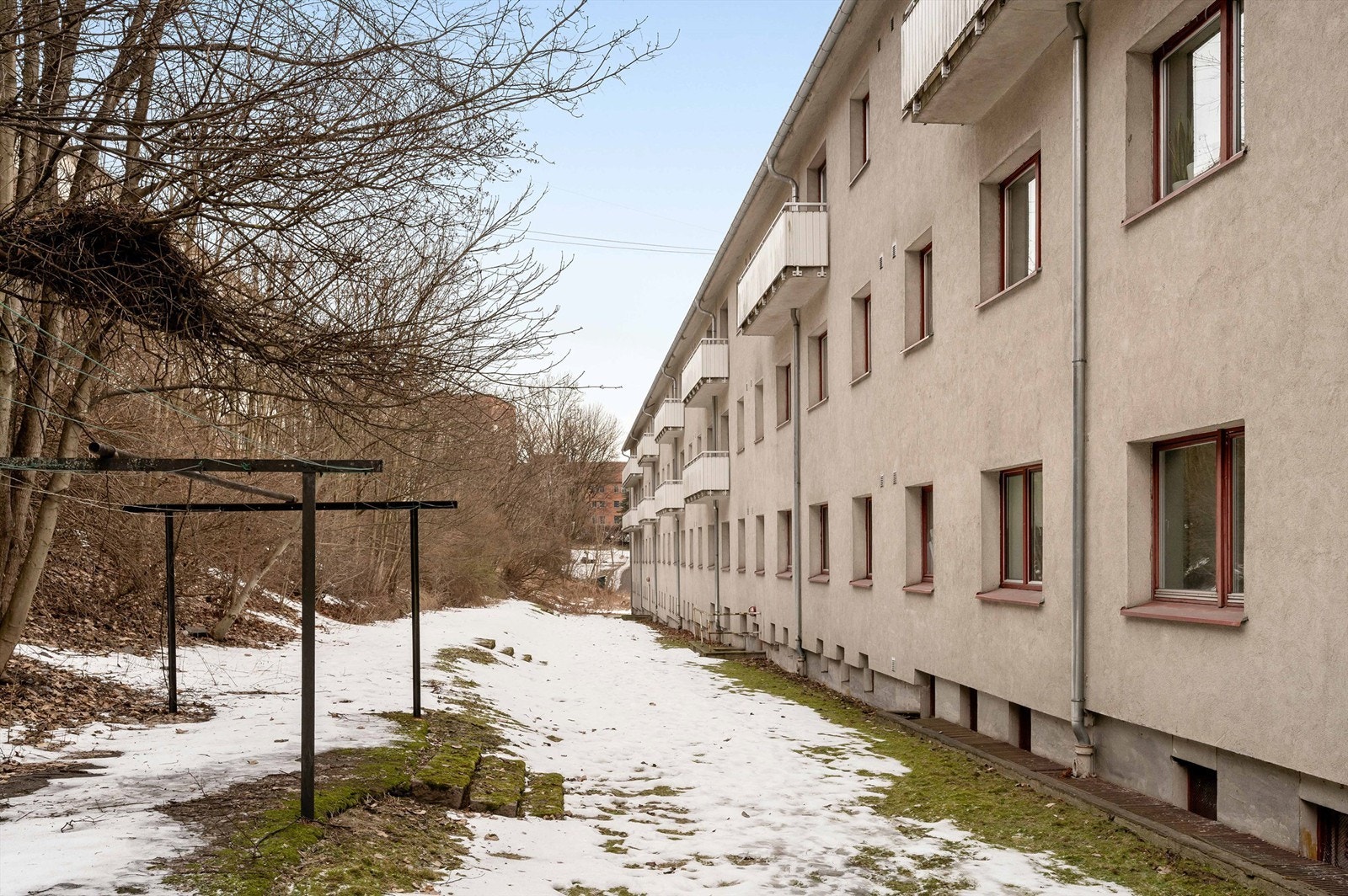 Kjøkken og soverom vender ut mot rolig og grønt fellesområde fritt for trafikk. Sjarmerende, grønt utsyn i sommerhalvåret. Galleribilde