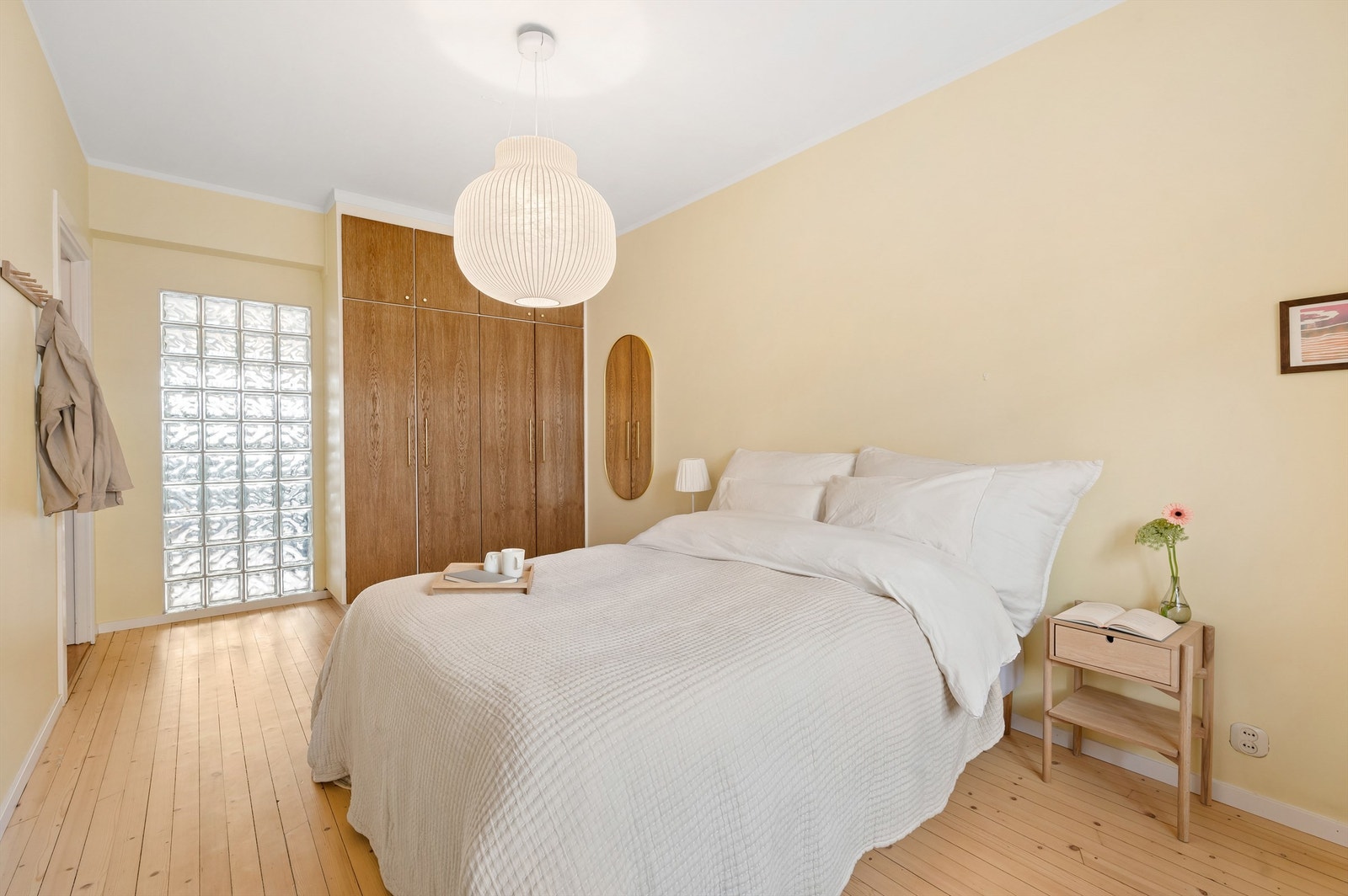 Her er det også sjarmerende, originale tregulv, og et romslig garderobeskap med nye skapdører fra 2022. Galleribilde