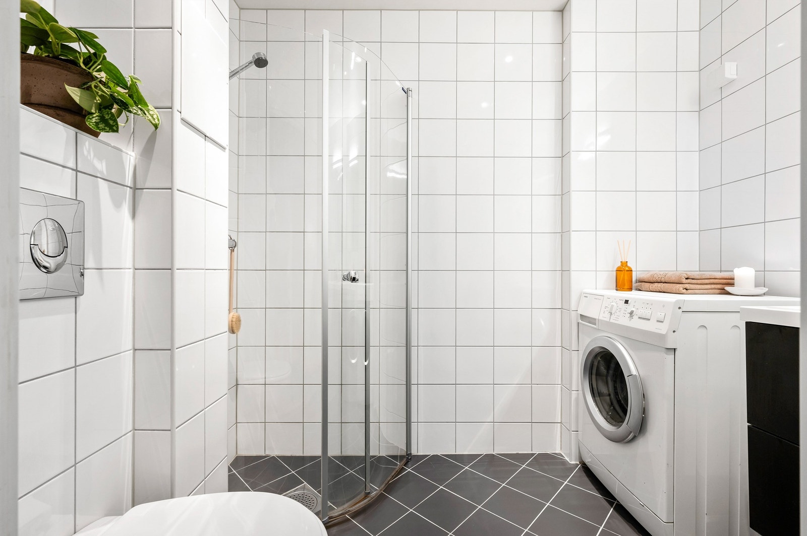 Delikat og lyst baderom med gulvvarme som ble pusset opp i regi av borettslaget i 2013. Galleribilde