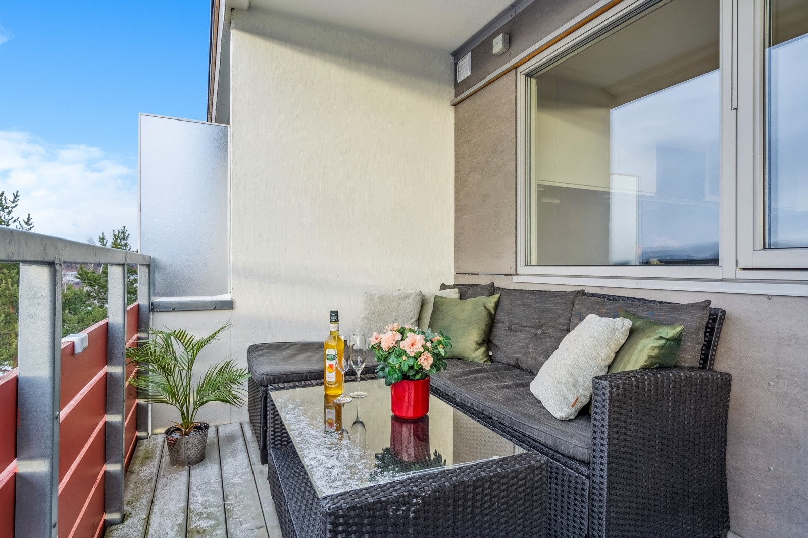 Balkongen har gode solforholdf, perrfekt for grilling på sene sommerkvelder. Galleribilde