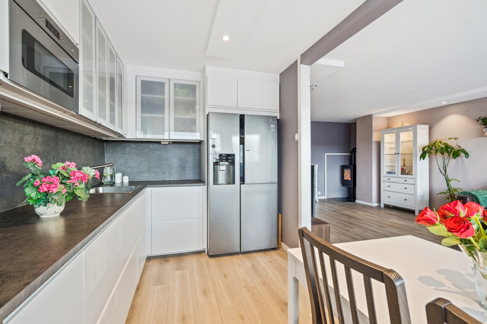 Et arealeffektivt kjøkken som holder en gjennomgående god standard. Galleribilde