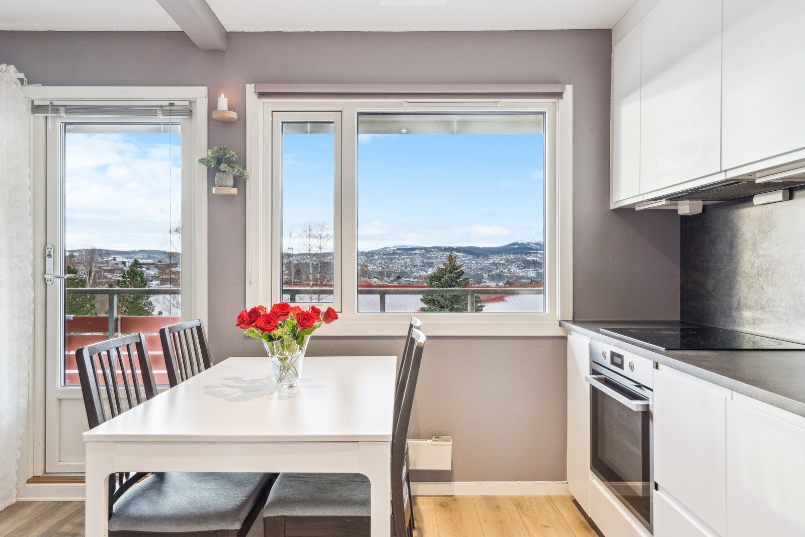 Kjøkkenet er delikat og har mye skap- og benkeplass. Galleribilde