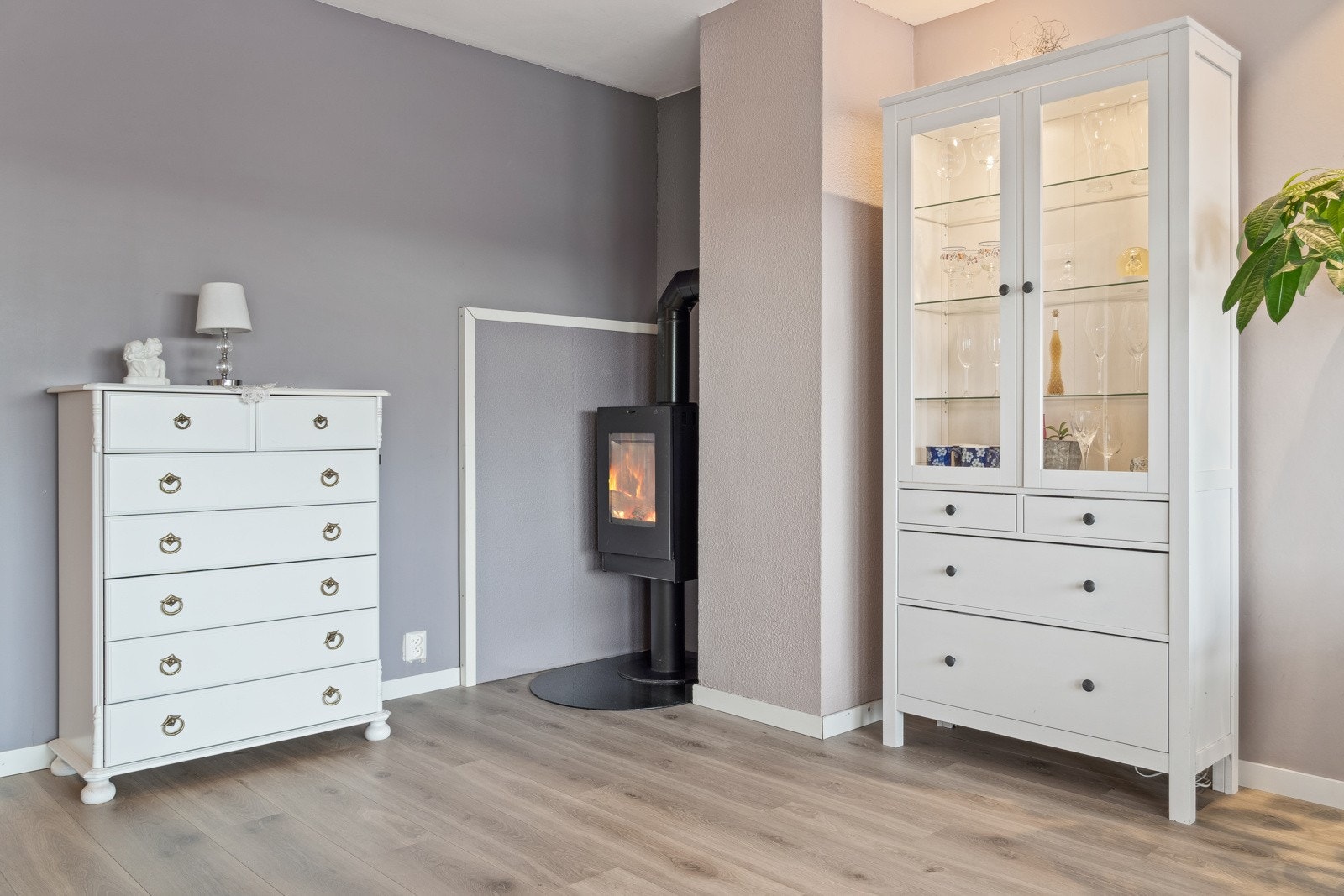 Stuen er utstyrt med en peisovn som gir en varm og innbydende atmosfære. Galleribilde