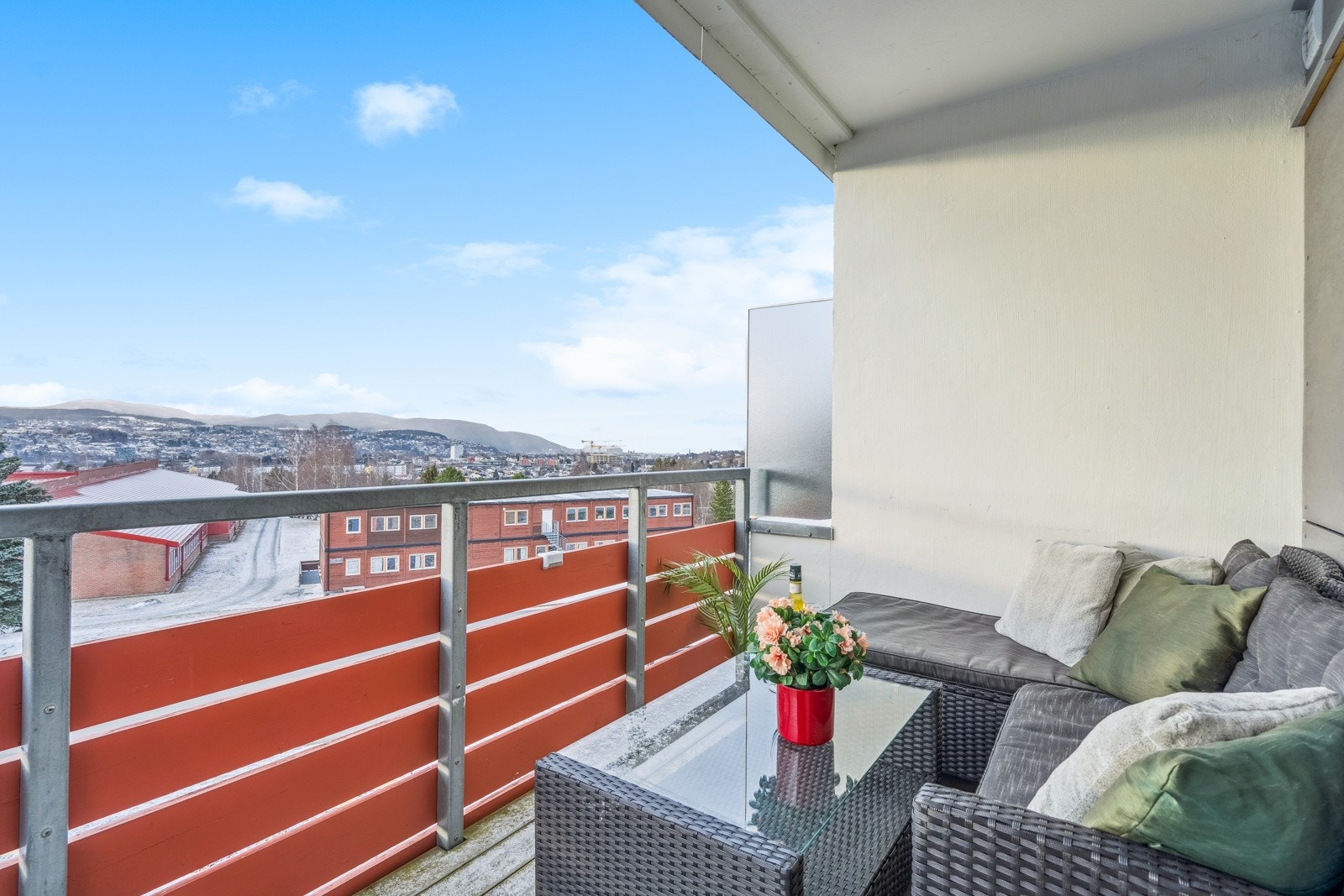 Leiligheten ligger i et barnevennlig og rolig område med fine naturområder i nærheten. Galleribilde