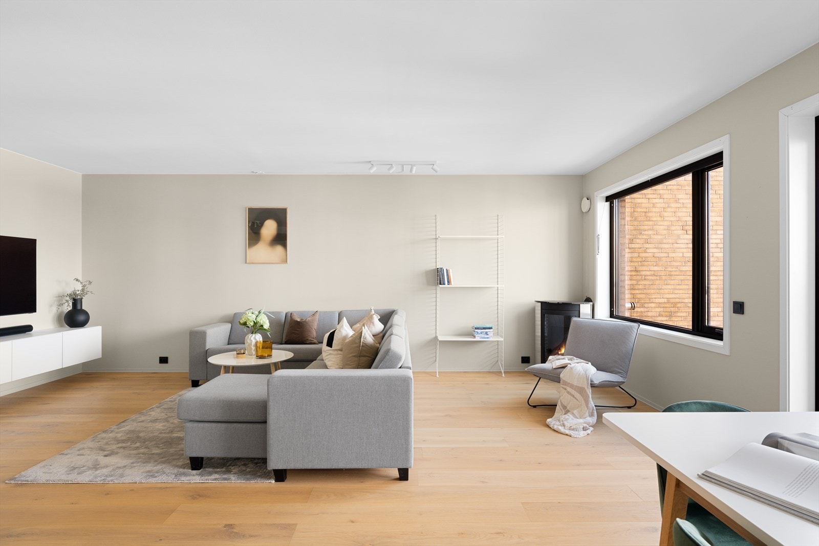 Det er plass til å innrede med både stuemøblement og spisebord. Galleribilde