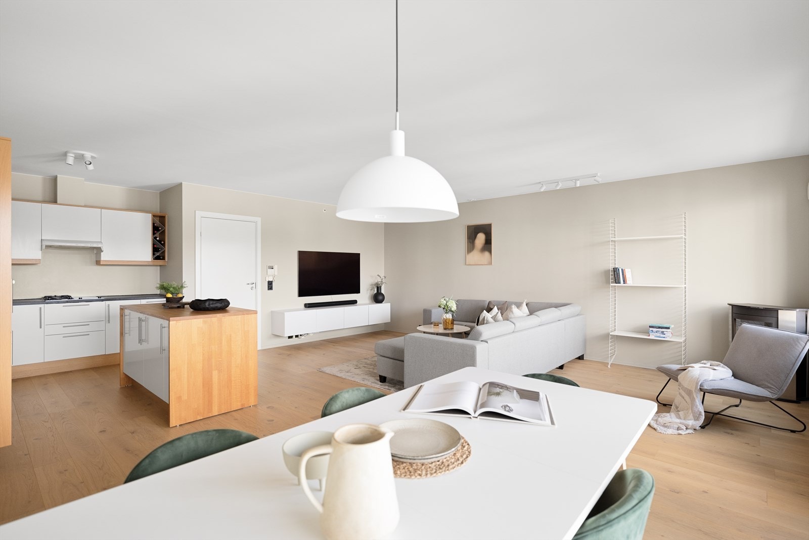 Leiligheten fremstår som moderne og innbydende og har en meget god planløsning. Galleribilde