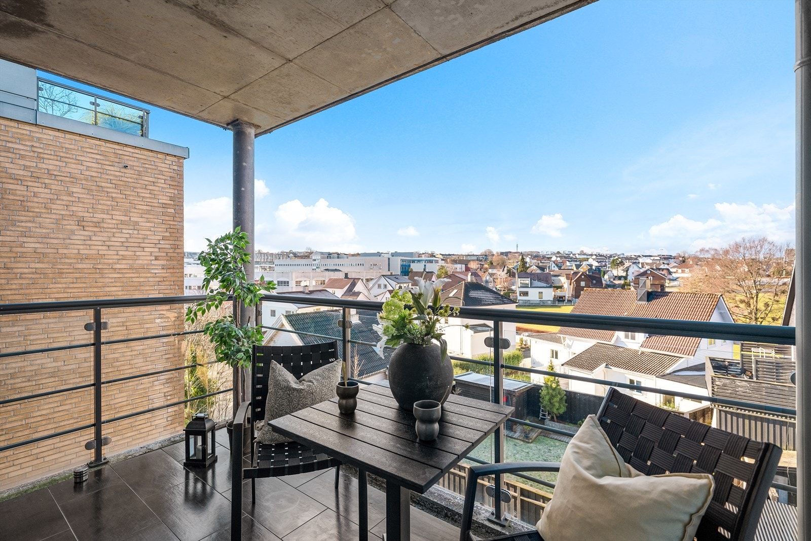 Fra stuen er det utgang til vestvendt og overbygget balkong. Galleribilde