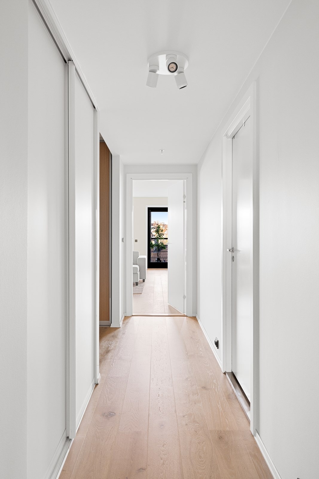 Gang med skyvedørsgarderobe med plass til ekstra lagring. Galleribilde