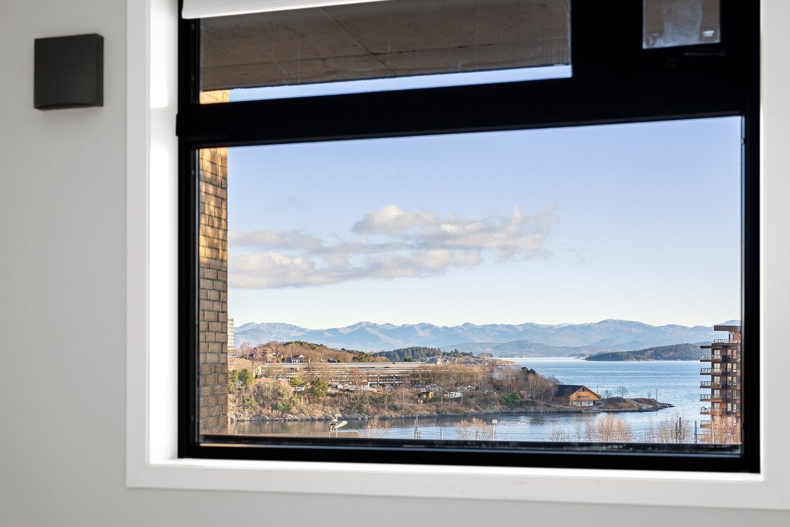 Fra hovedsoverommet er det flott utsikt mot fjord og fjell. Galleribilde