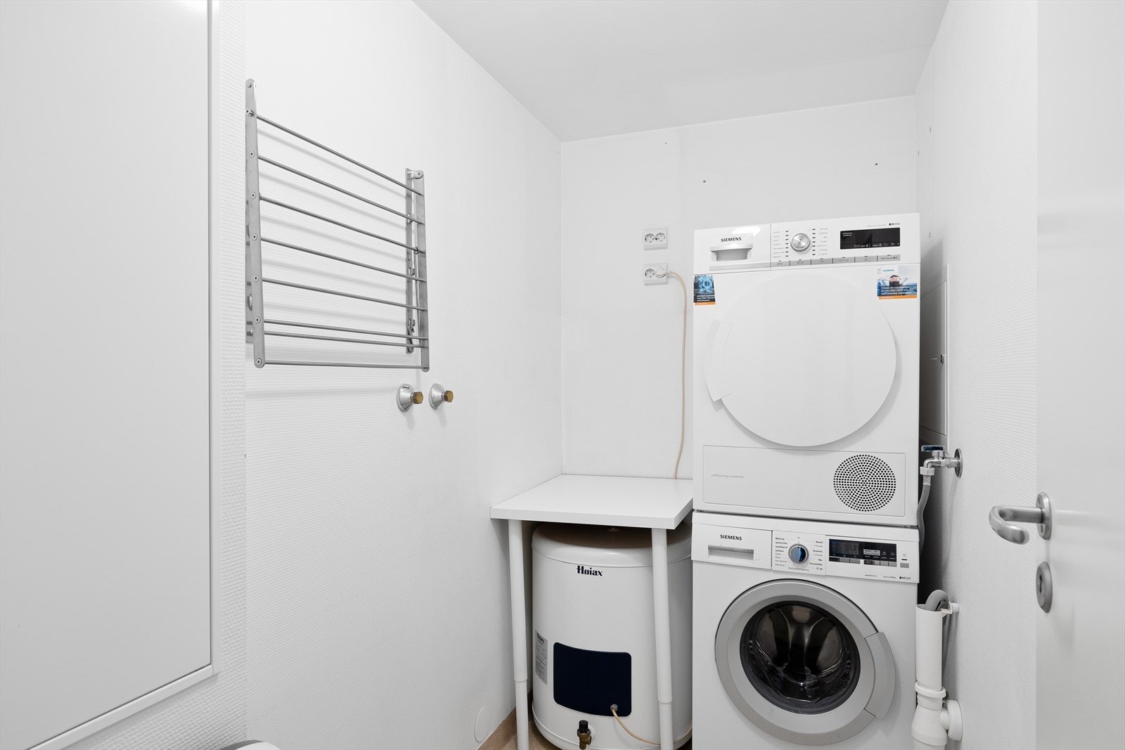 Vegg i vegg med badet er det eget separat vaskerom med våtromsbelegg på gulv. Galleribilde