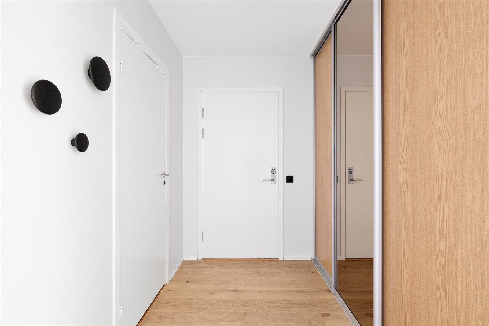 Entré/gang med garderobe med god plass til og henge fra seg yttertøy. Galleribilde