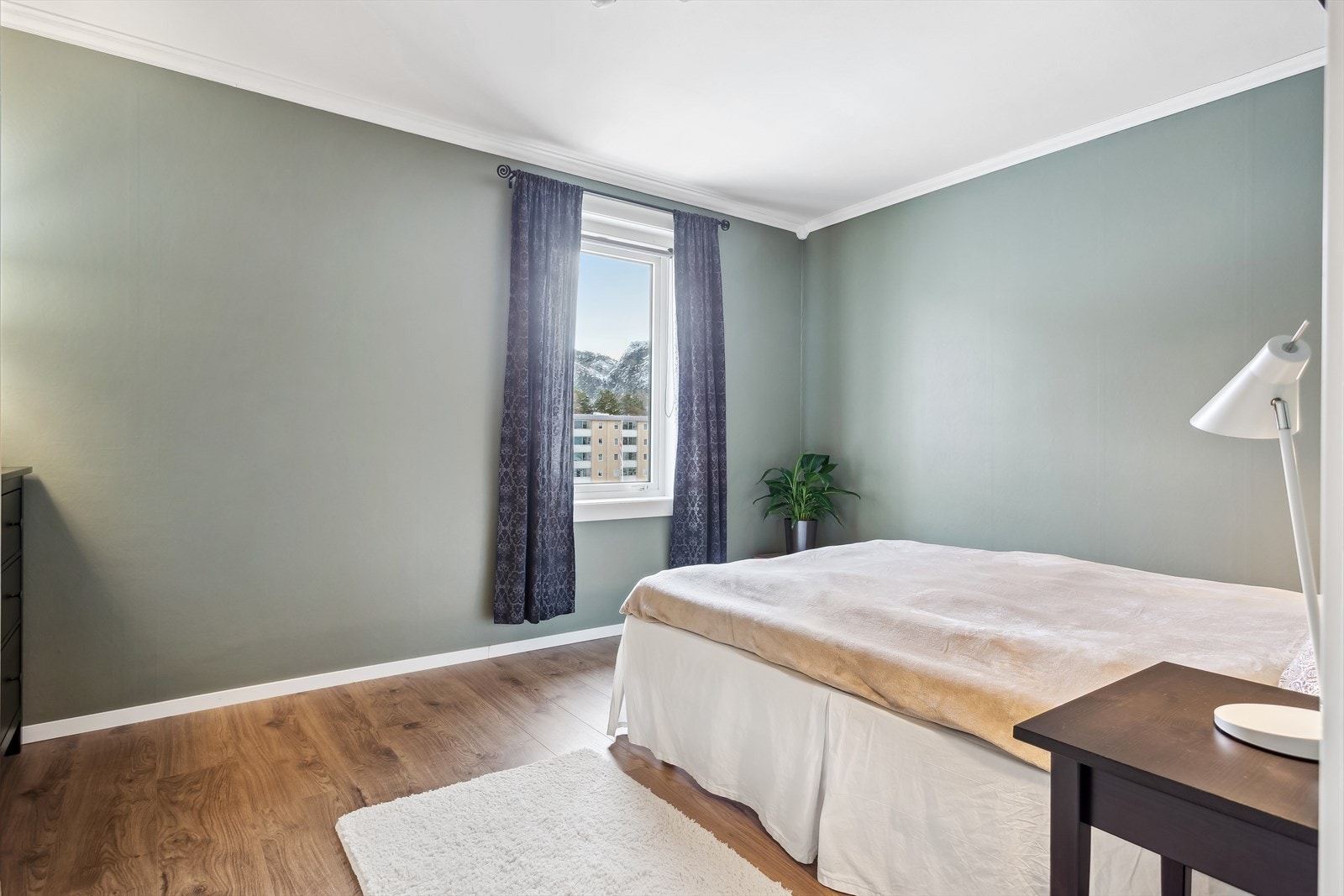 Romslig soverom med plass til både seng og nattbord. Galleribilde