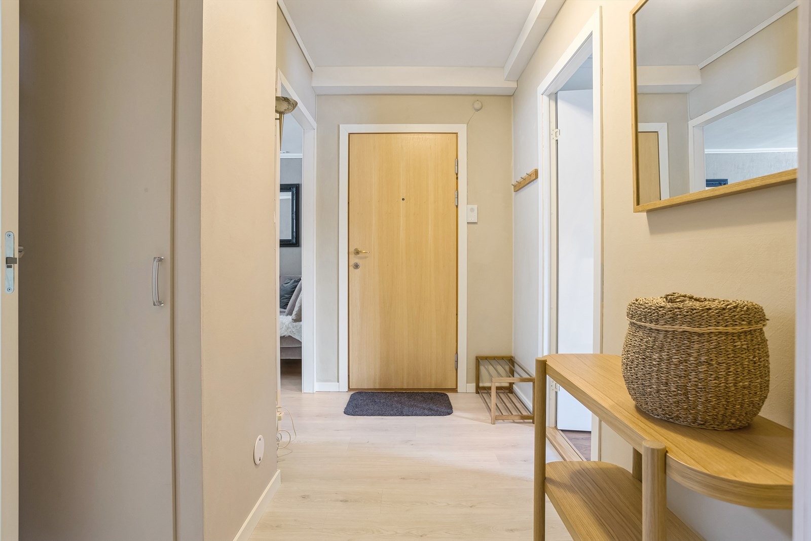 Gang med plass til å henge fra seg yttertøy. Galleribilde