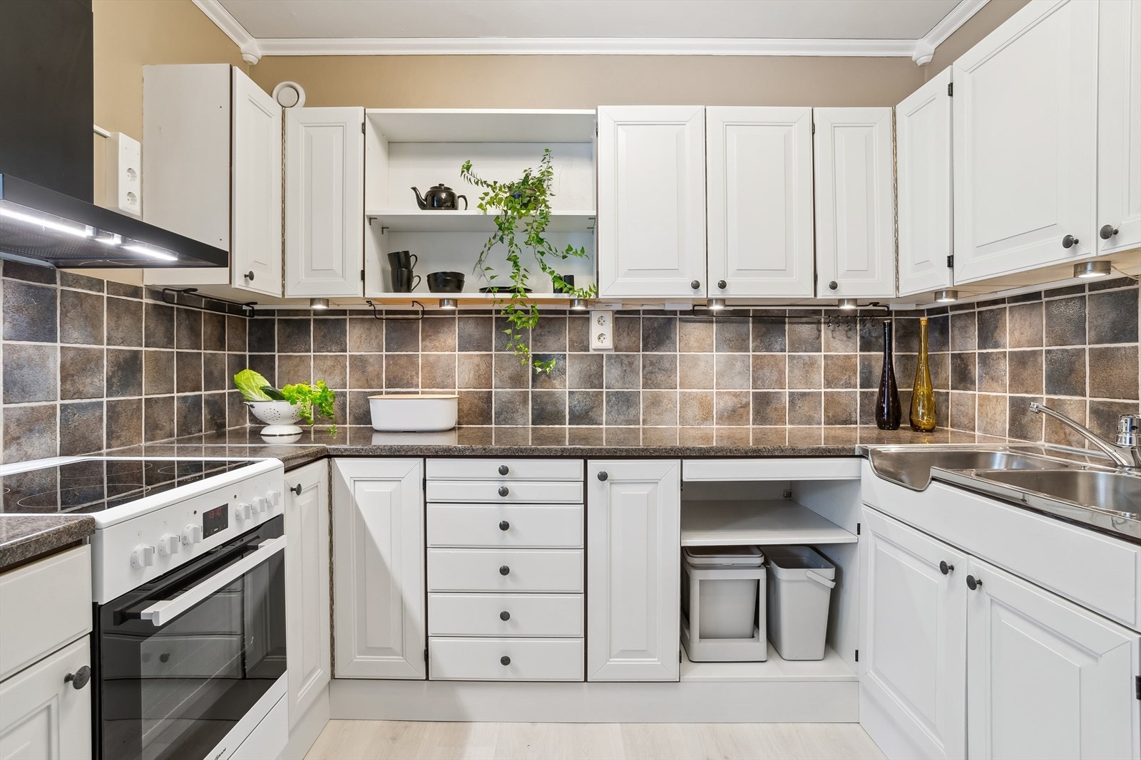 Åpning for komfyr, oppvaskmaskin og kjøleskap/frys. Ventilator. Komfyr, oppvaskmaskin og kjøleskap/ frys medfølger leiligheten. Galleribilde