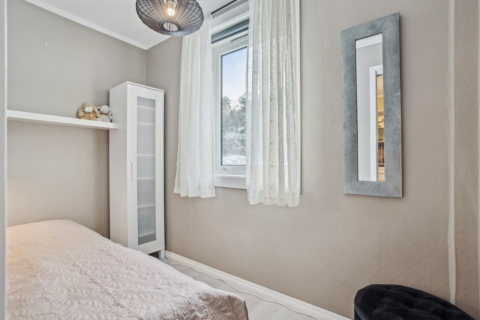 Kontor /Alkove. Kontor er opprinnelig del av kjøkken og ikke godkjent som soverom. Galleribilde