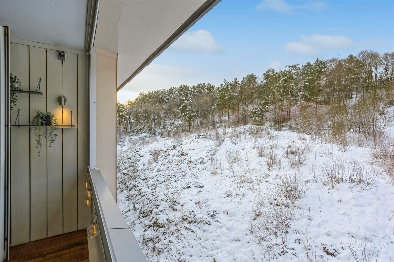 Sol på balkong fra ca kl 12 -20, midtsommers, iflg selger. Galleribilde