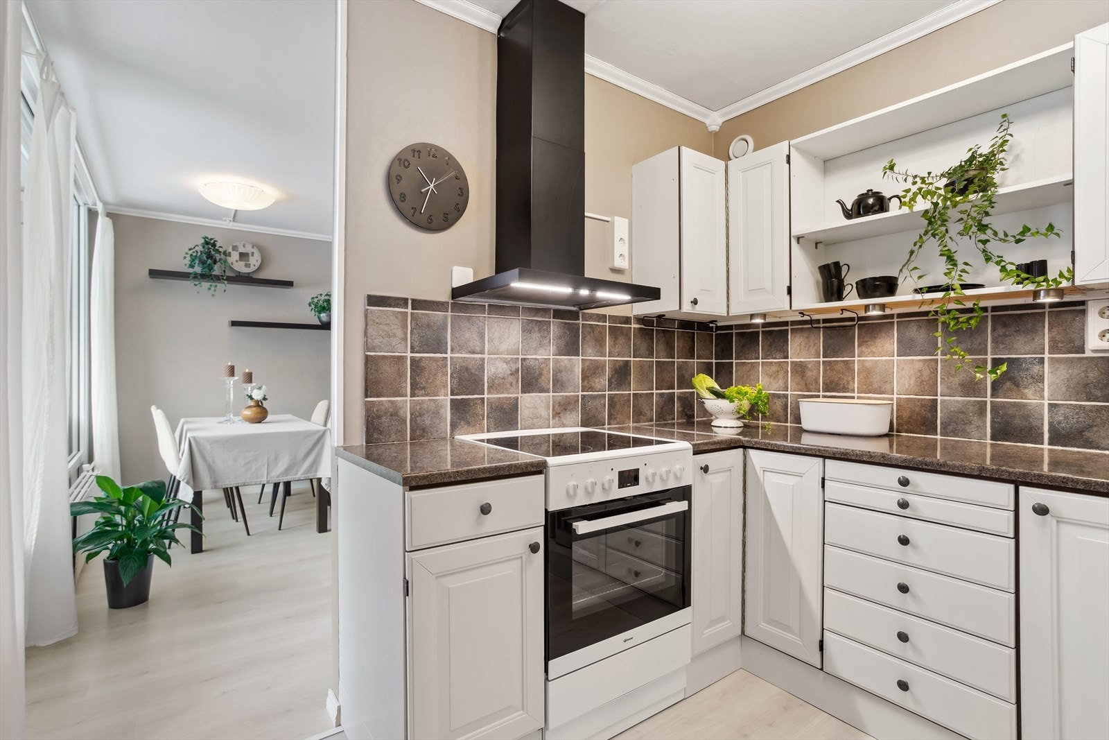 Eldre, klassisk kjøkkeninnredning. Galleribilde