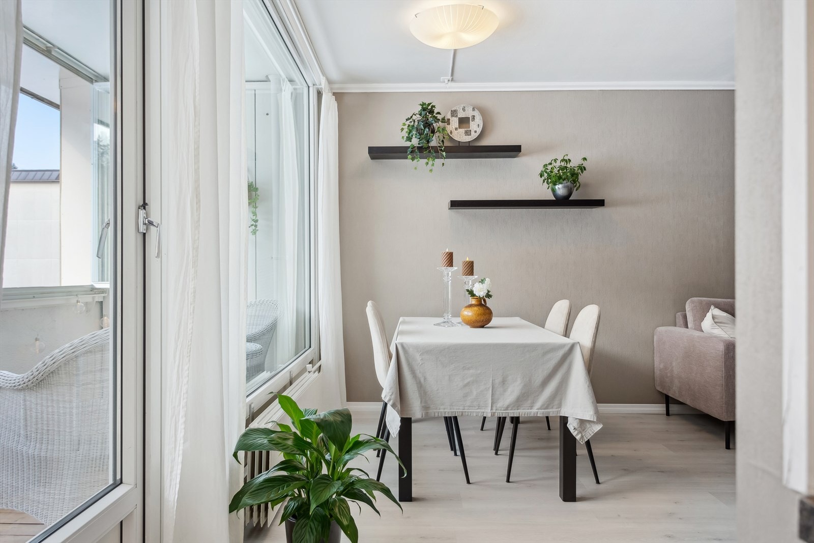 Stuen har god plass til både stor sofagruppe, samt spisebord om man ønsker det. Galleribilde