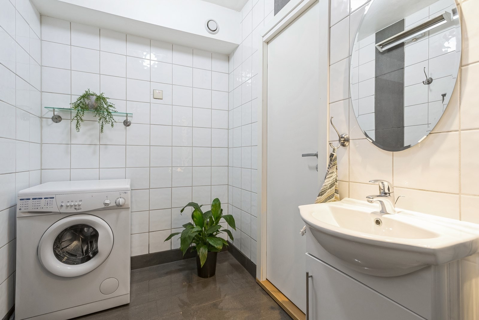 Stråleovn, servant i skapinnredning, dusjhjørne med innfellbare dører, opplegg for vaskemaskin. Galleribilde