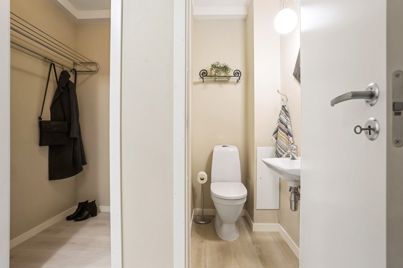 Toalettrom med toalett og vask. Blandebatteri og toalett fra 2024. Galleribilde