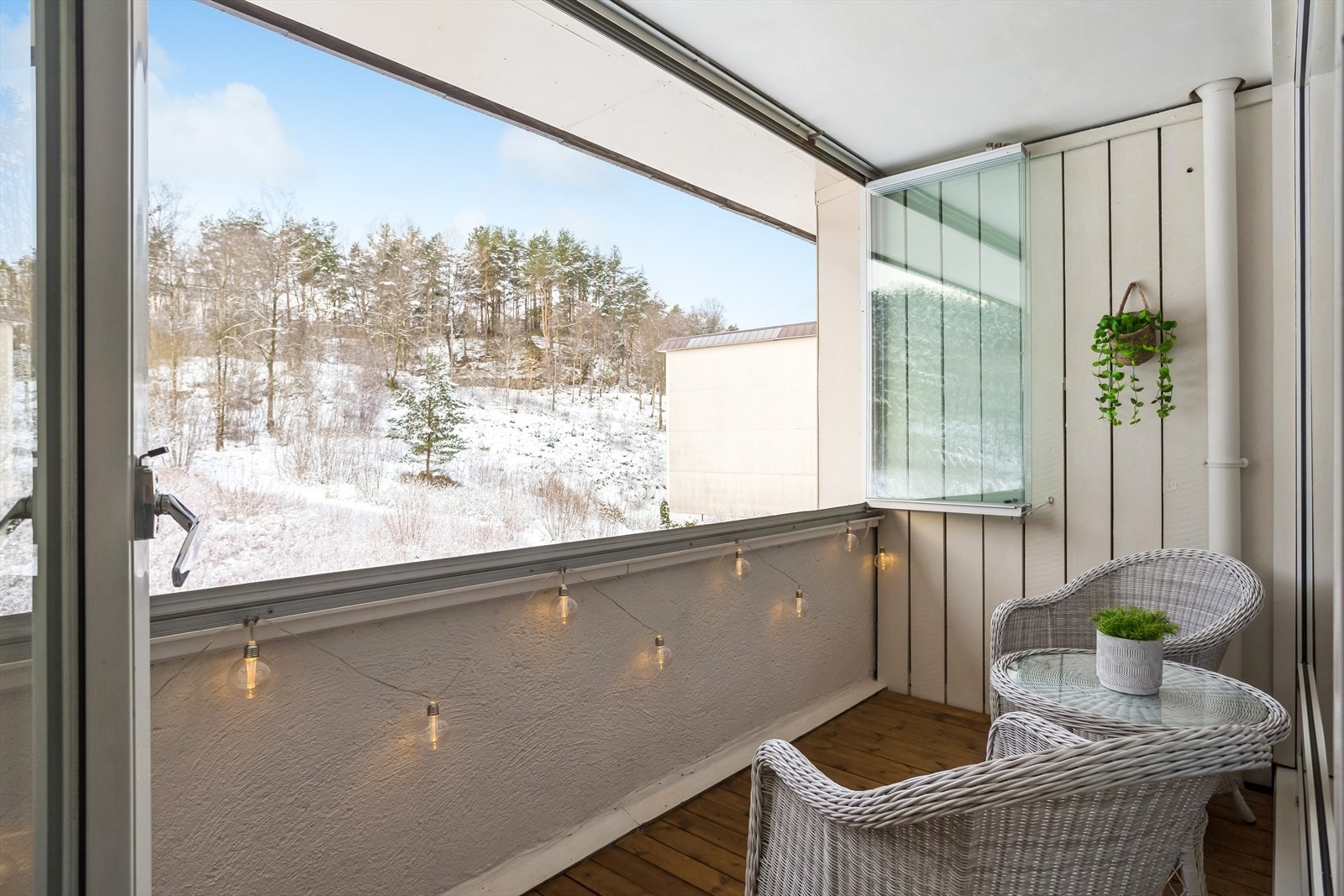 Fra stuen er det utgang til usjenert, innglasset balkong med utsikt til borettslagets grøntområder. Galleribilde