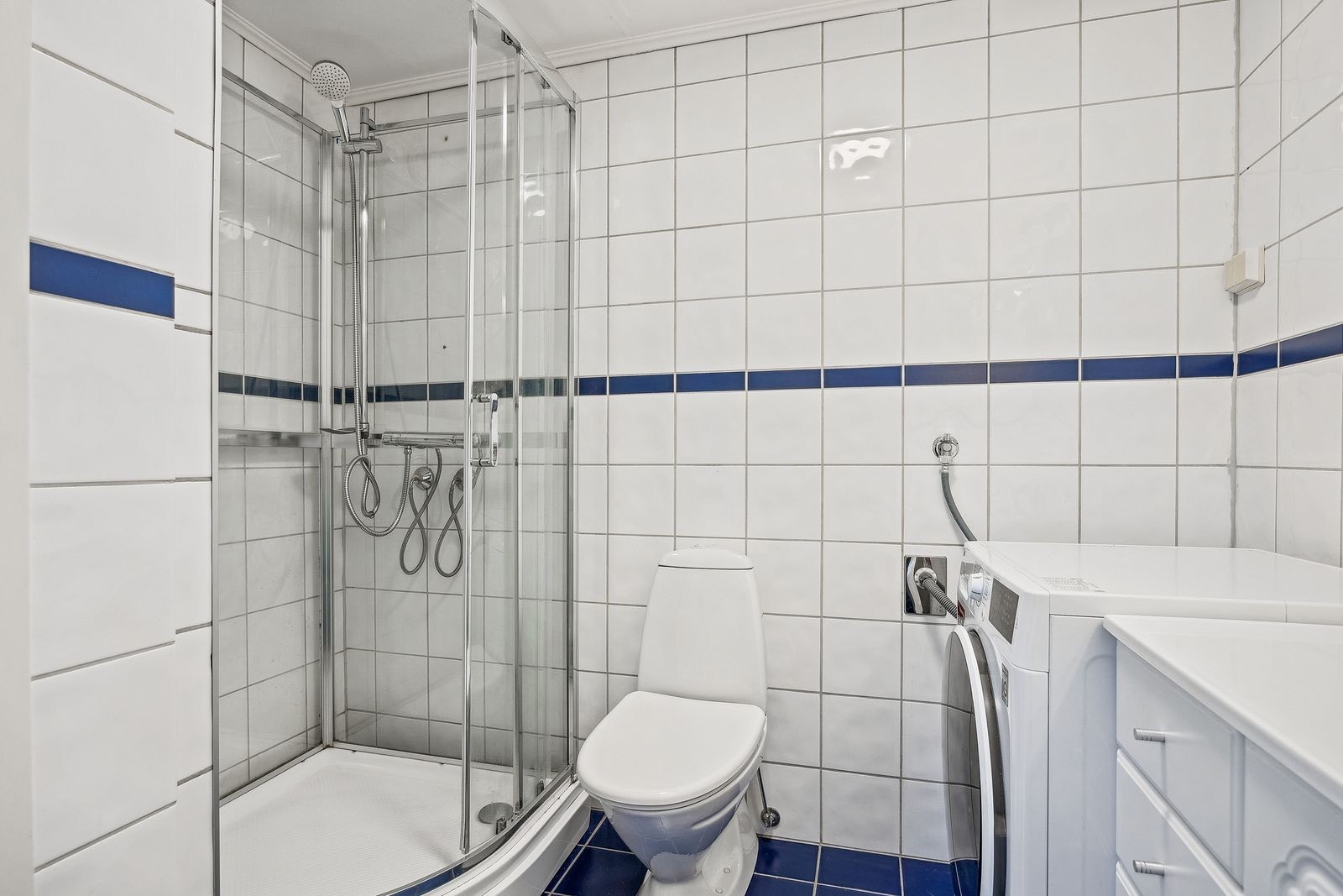 Plassbesparende løsning med dusjkabinett, som sikrer en tørr og komfortabel sone i rommet. Galleribilde