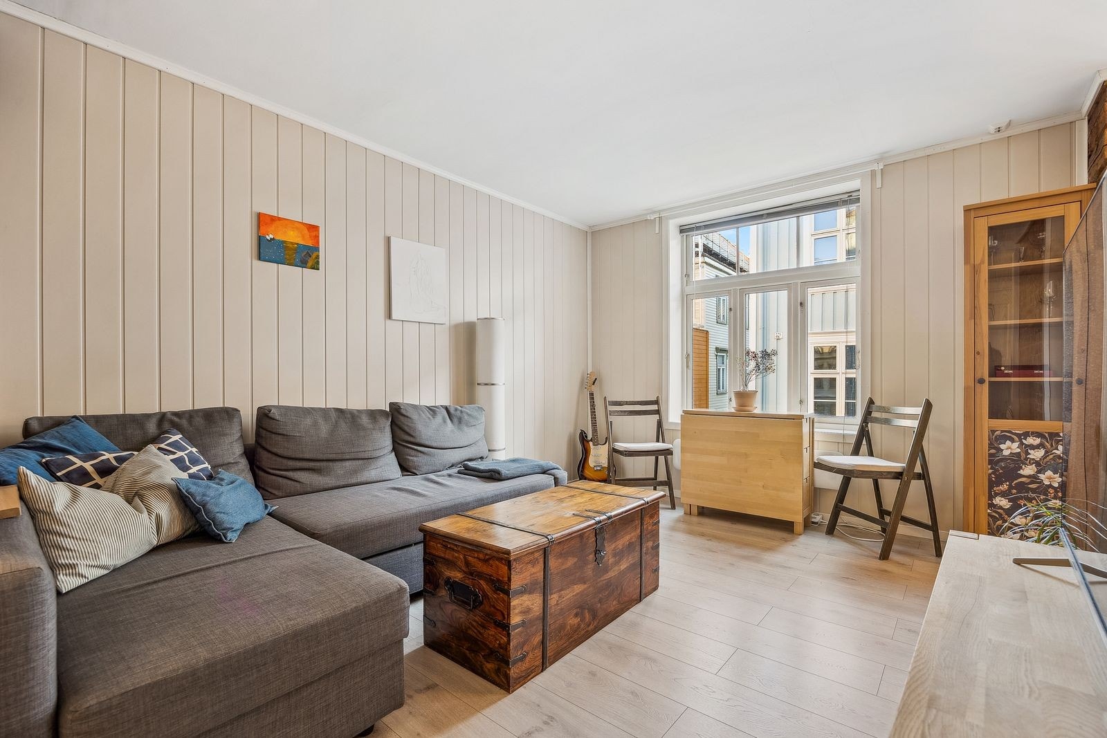 Stuen har en god planløsning som gir rom for både sofakrok og spisegruppe. Galleribilde