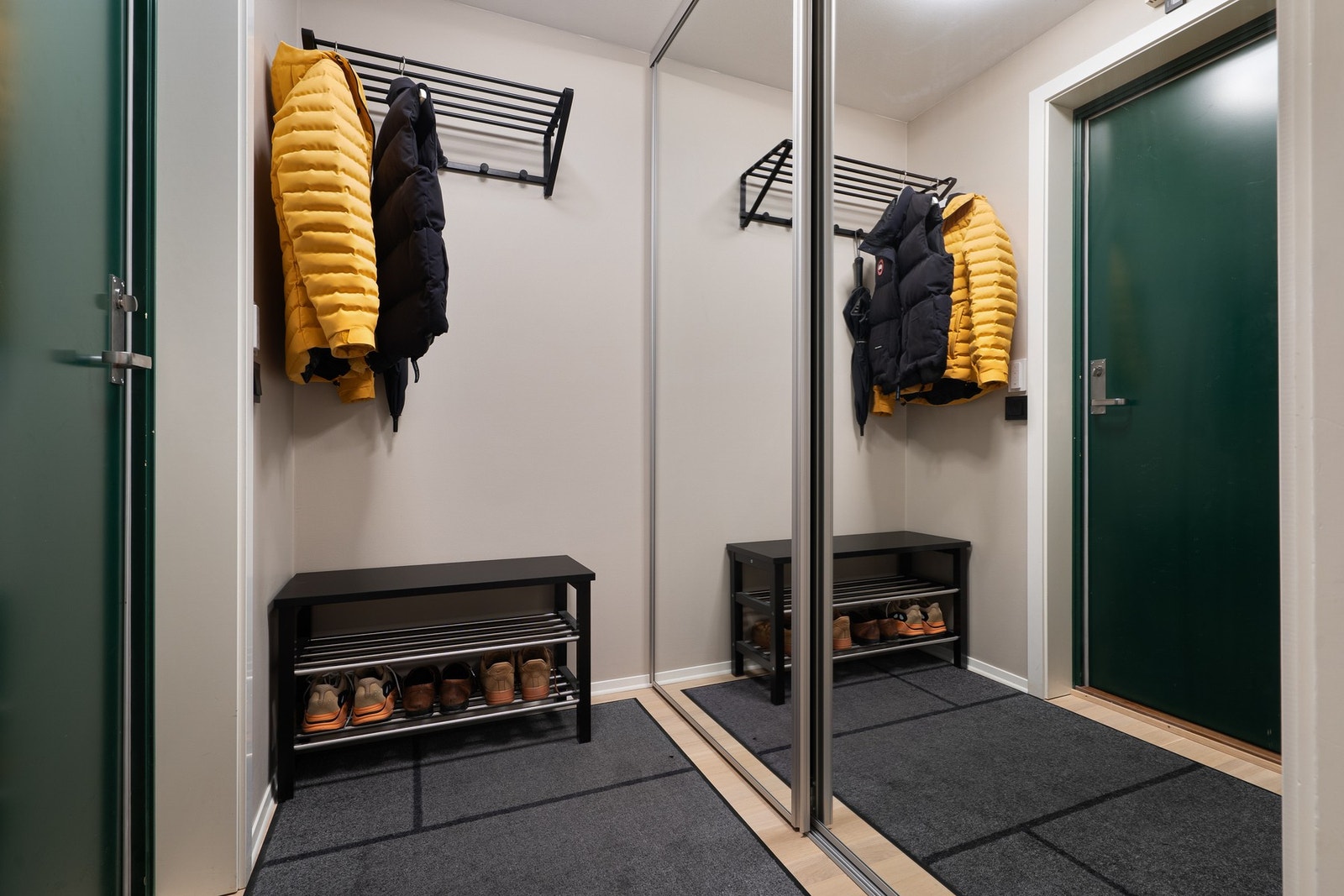 I entreen er det god plass til oppbevaring/oppheng av yttertøy og sko. Innredet skyvedørsgarderobe. Galleribilde
