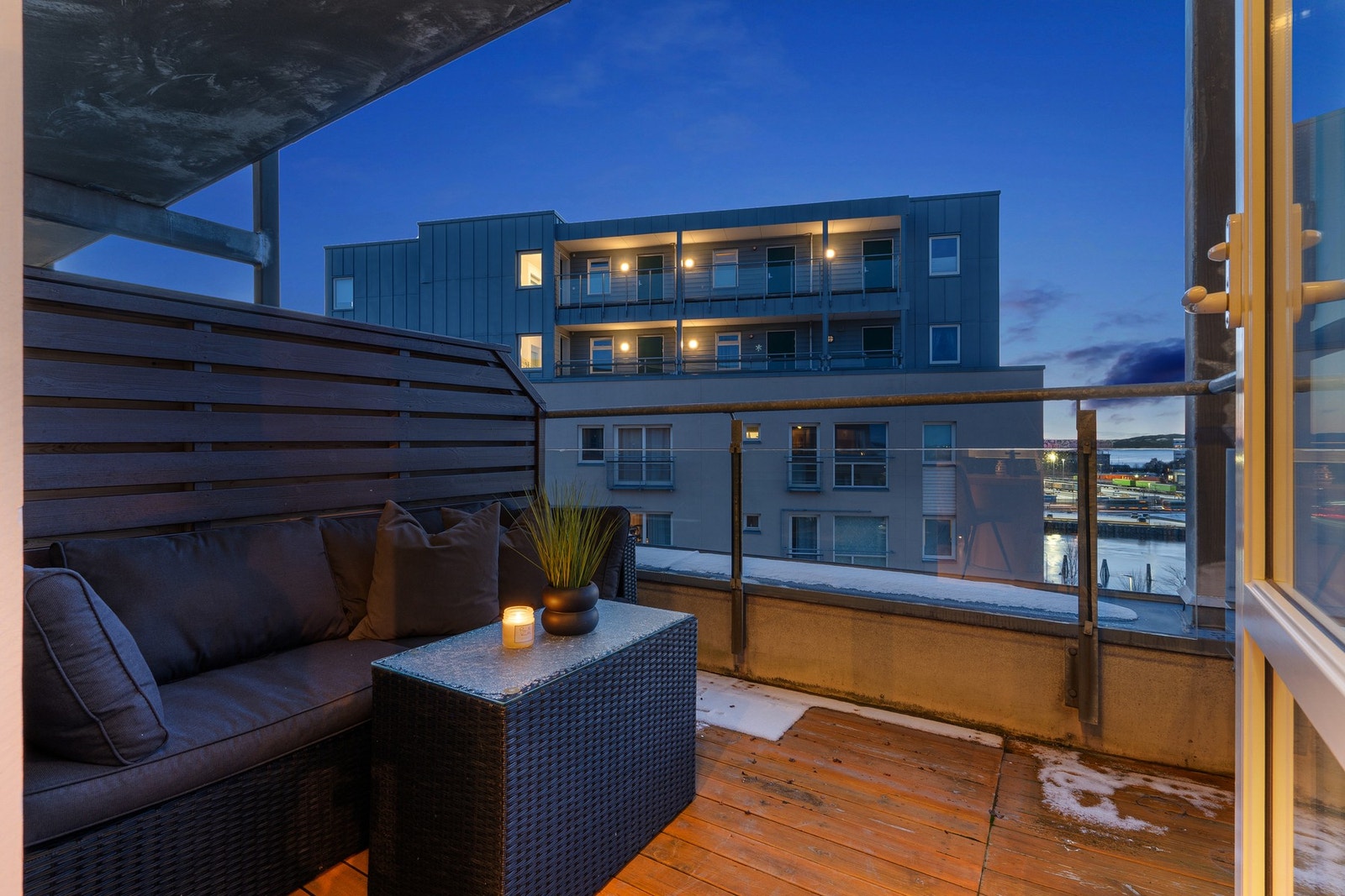 Balkongen er på 5,4 kvm. Leiligheten ligger særdeles godt til i Dyre Halses gate med panoramautsikt over fjorden. Galleribilde