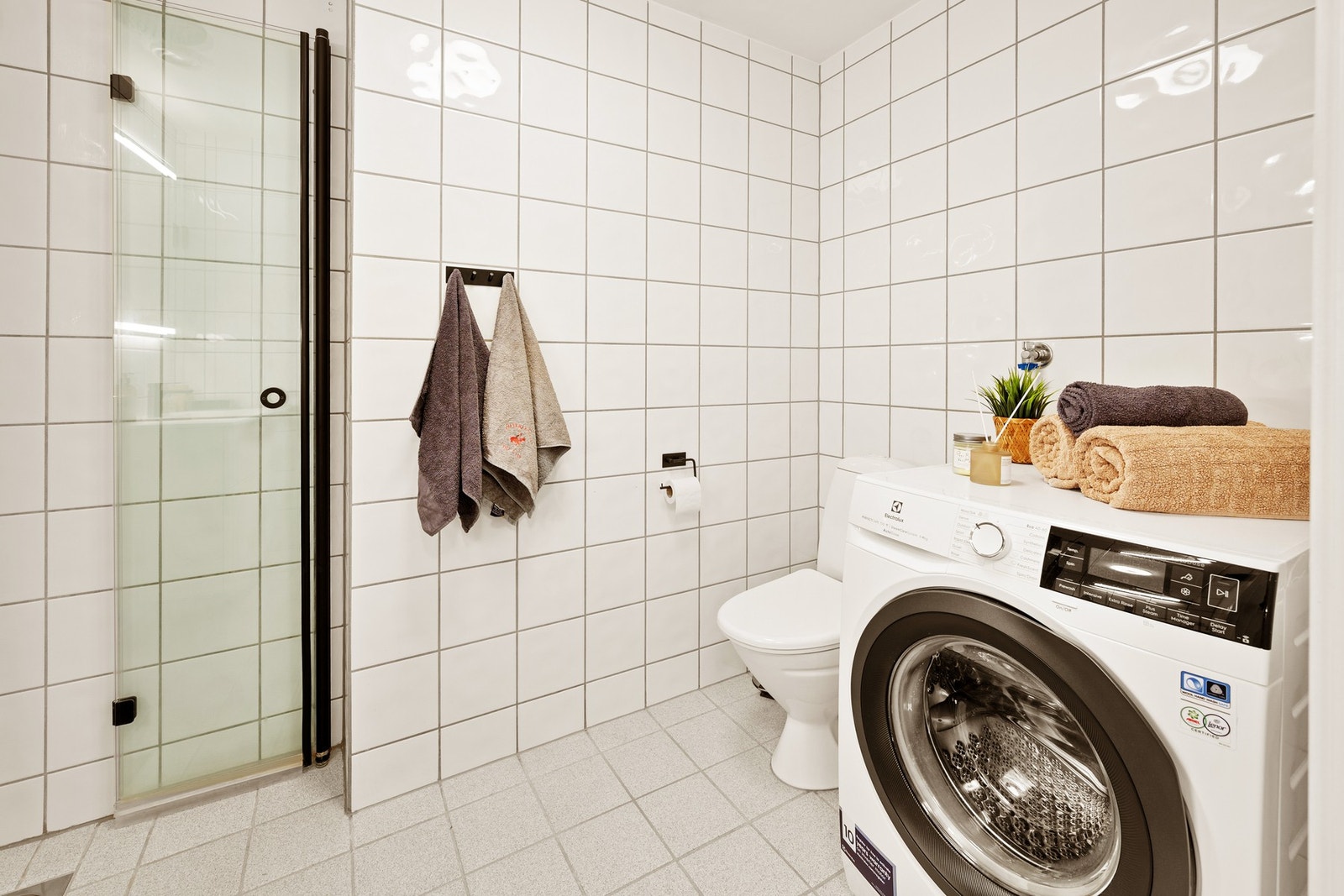 Rommet har elektriske varmekabler. Kran og avløp for vaskemaskin. Galleribilde