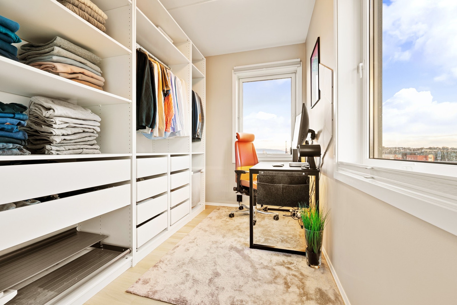 Soverom 2 er på 5,8 kvm, og er innredet med garderobe. Brukes i dag som kontor/garderobe. Galleribilde