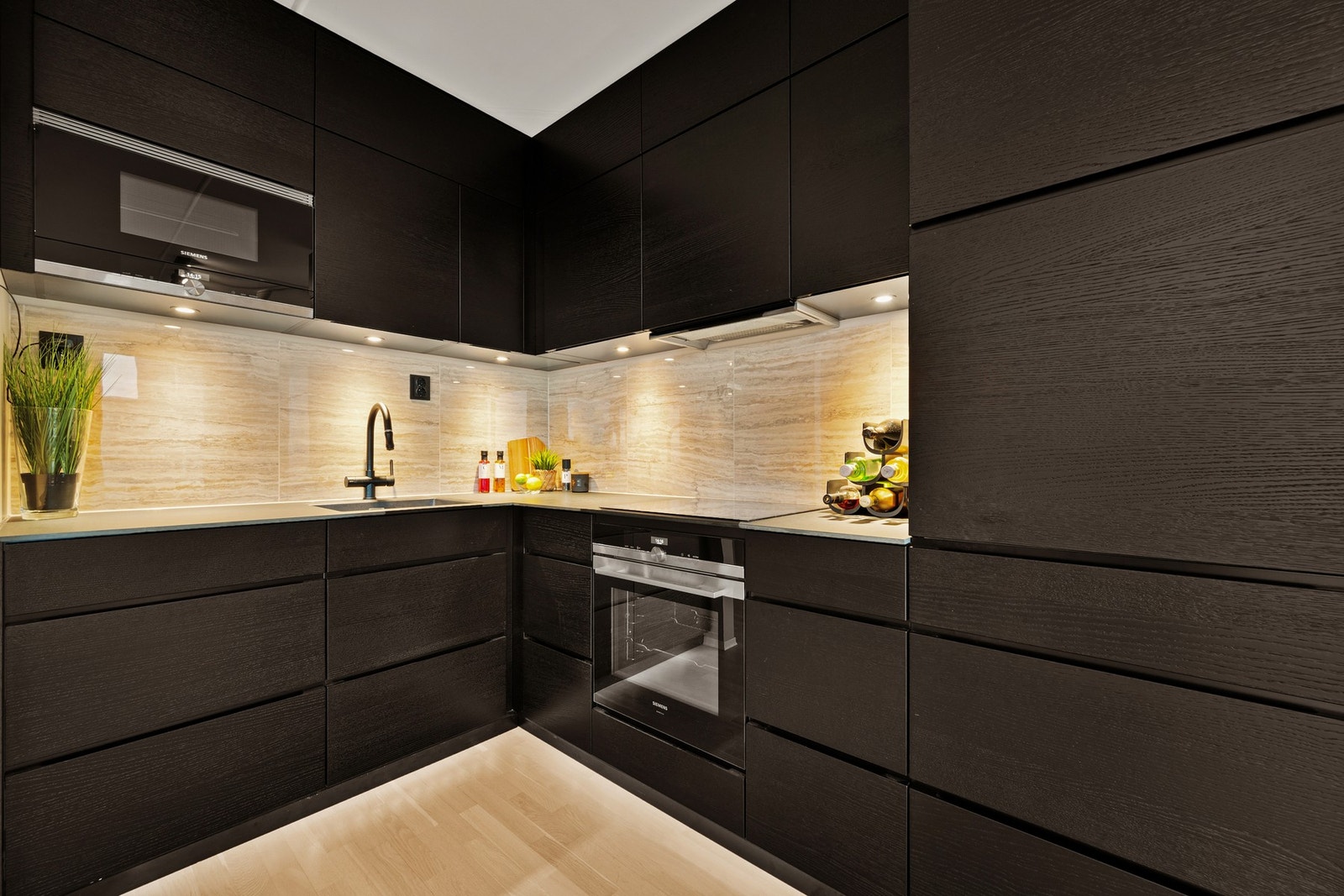 Integrert platetopp, stekeovn, oppvaskmaskin og kjøleskap. Galleribilde