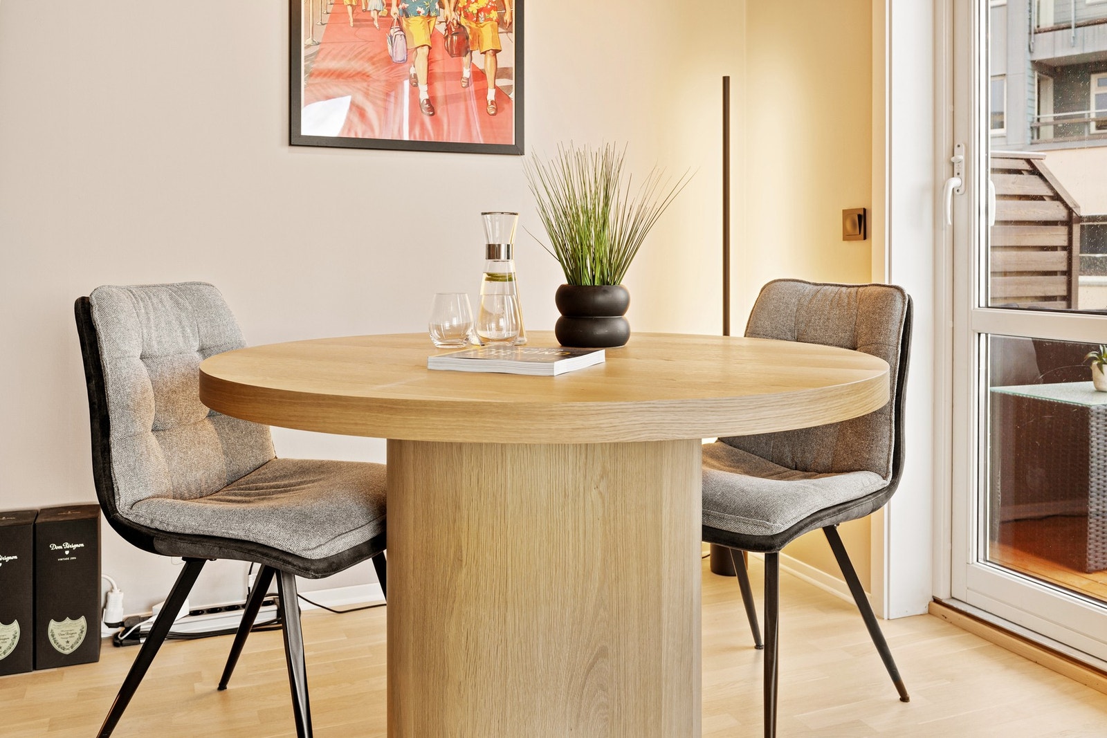 Spisebordet finner en naturlig plass i tilknytning til kjøkkenet. Galleribilde