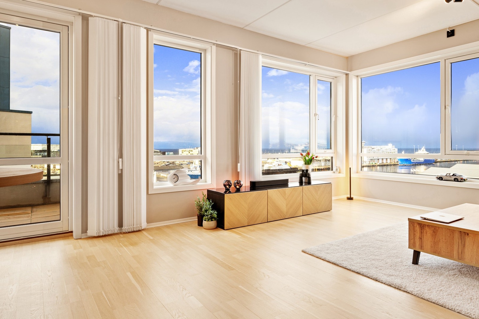 Stuen har store vindusflater hvor man nyter både god utsikt og godt med lysinnslipp. Galleribilde