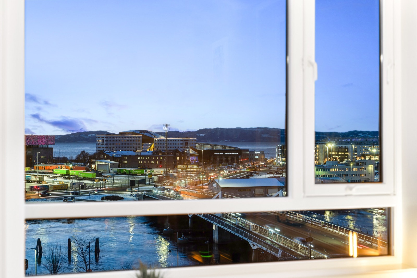 Utsiktsbilde fra stuen mot fjorden. Galleribilde