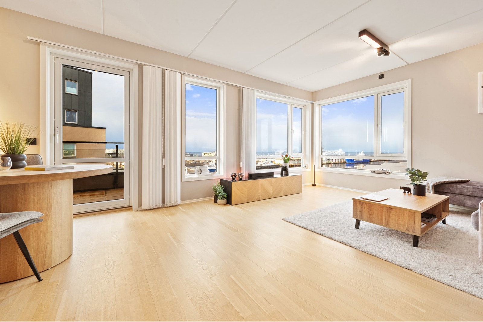 Her får man en romslig og åpen stue/kjøkkenløsning som gjør rommet til et hyggelig oppholdsrom. Galleribilde