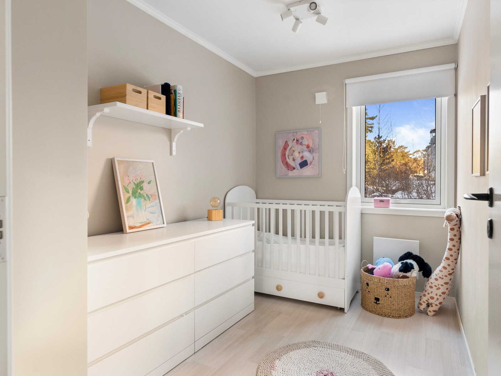 Dette soverommet passer ypperlig som barnerom med sine freshe fargevalg Galleribilde