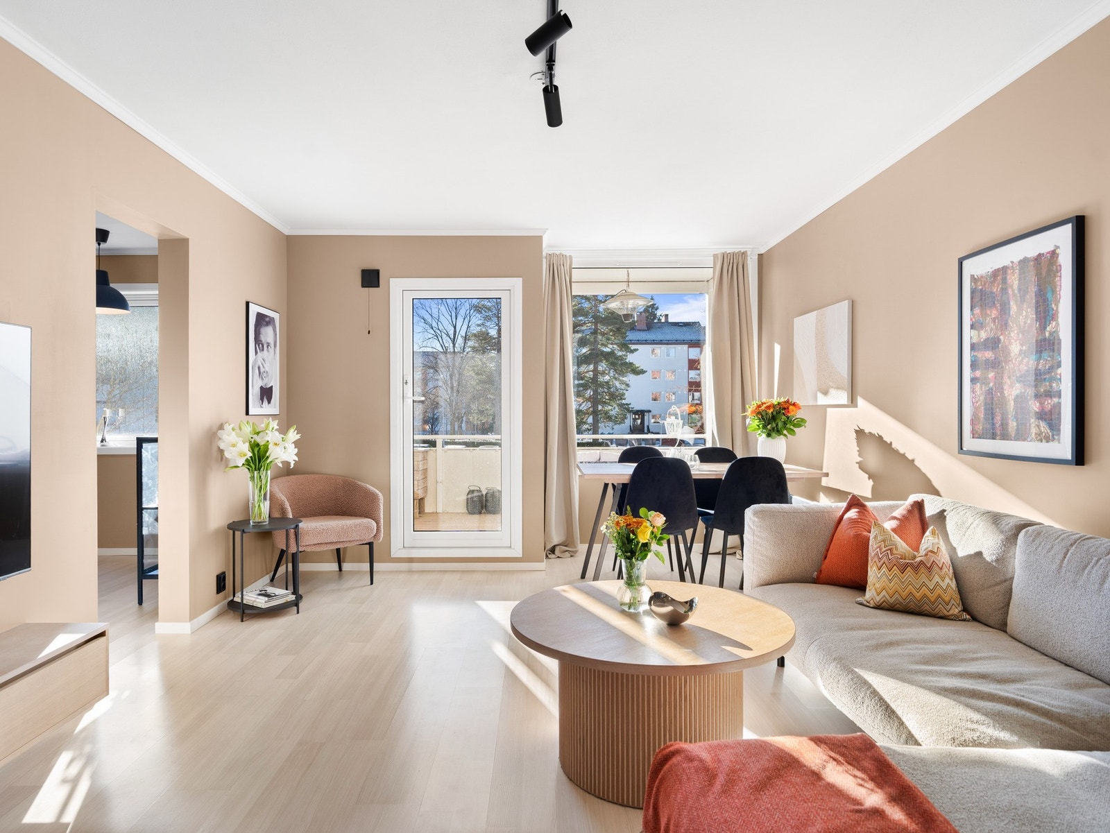 Velkommen til Solbergliveien 110 A presentert av Daglig leder Petter Eia Haavi ved EIE eiendomsmegling! Galleribilde