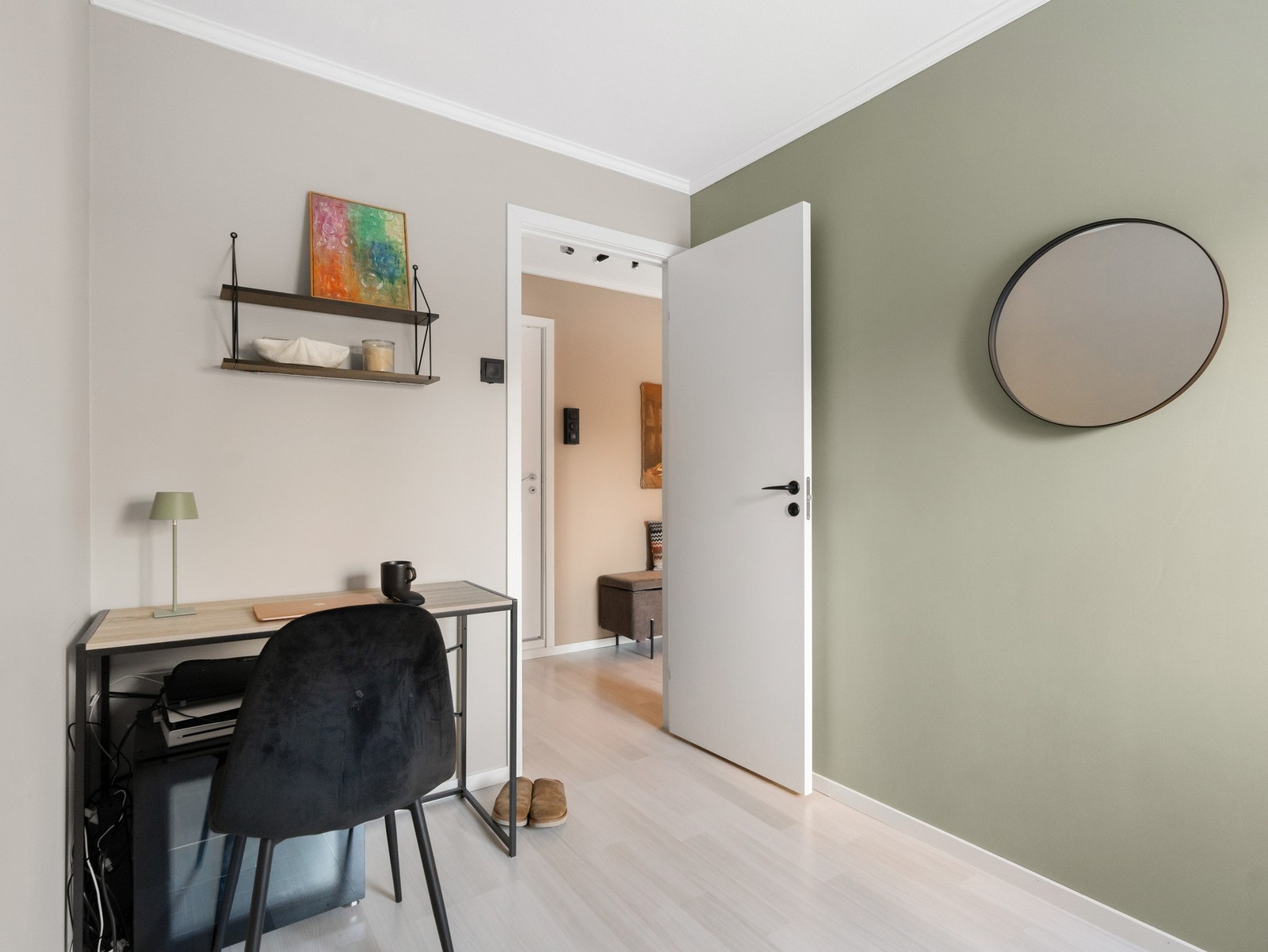 Rommet blir i dag brukt som et kontor men kan ved enkle grep bli et yppelig soverom Galleribilde