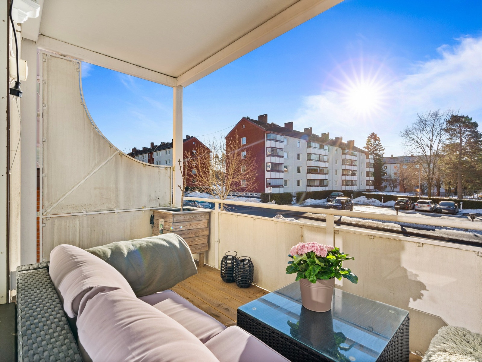 Balkongen føles som en forlengelse av stuen. Her kan du kose seg i sommer som vinter Galleribilde