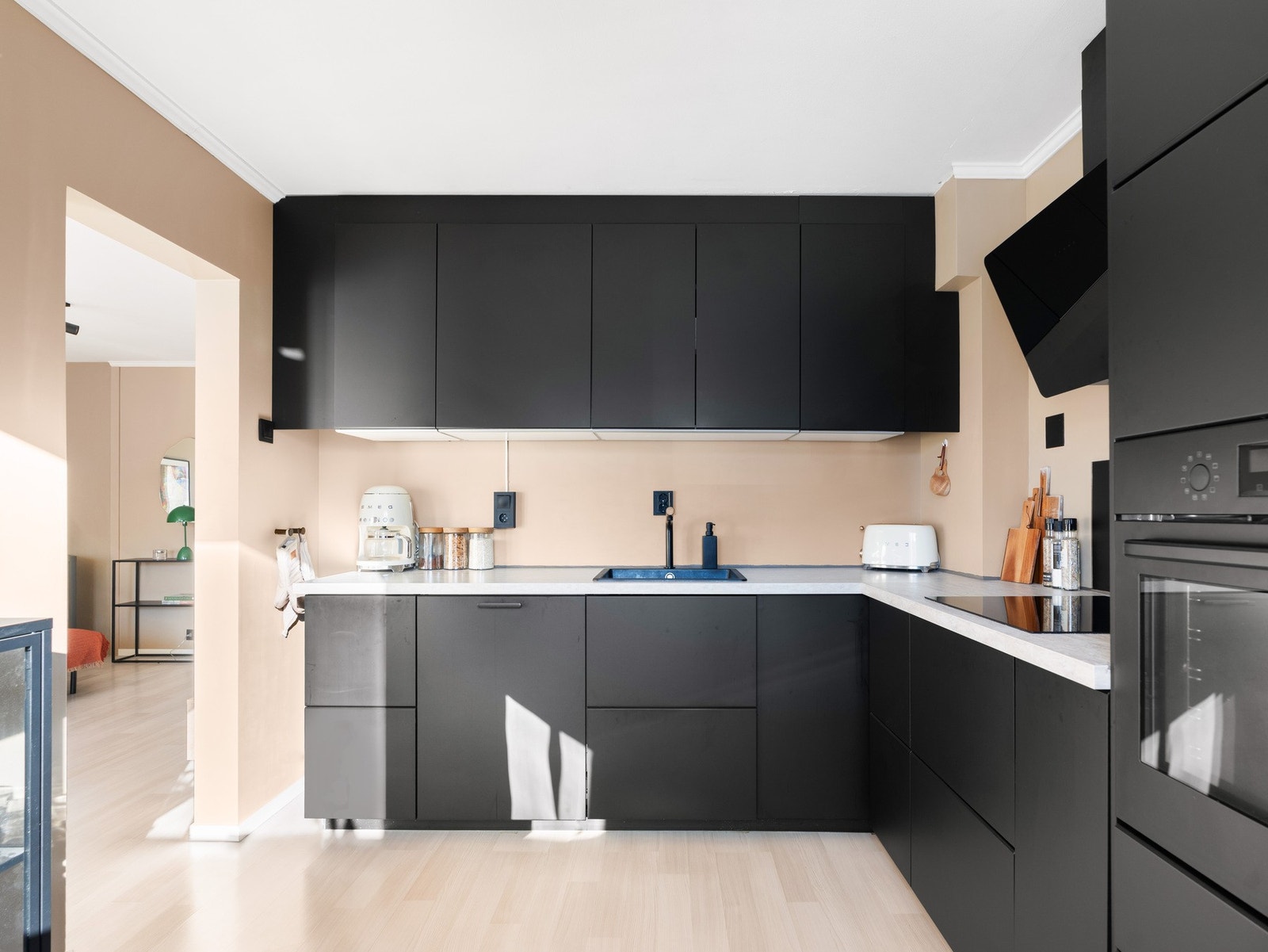 Det er montert en integrert
oppvaskmaskin, integrert komfyr og nedfelt platetopp og det er
tilkoblet en ventilator over kokeplass Galleribilde