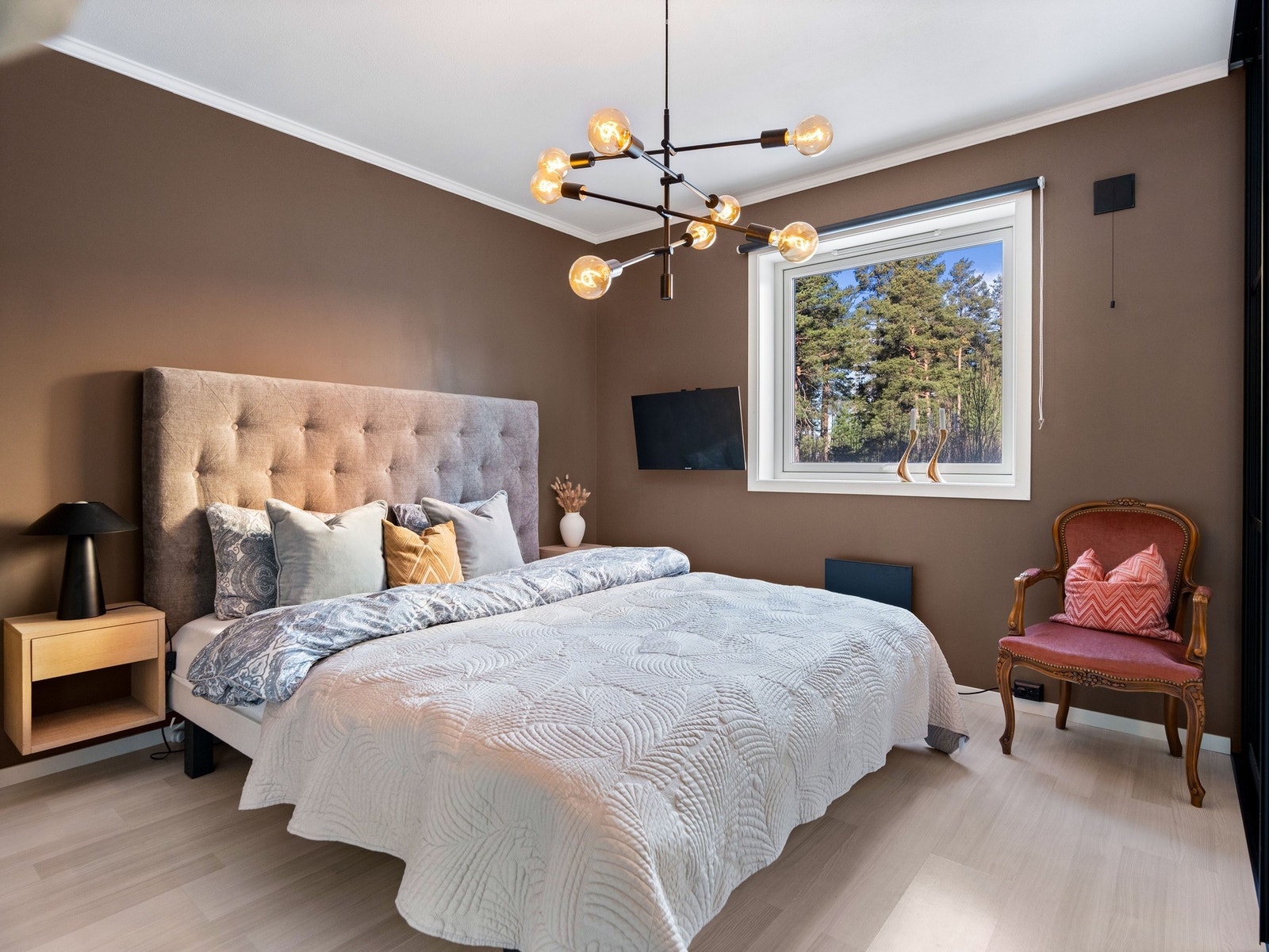 Lyst og romslig hovedsoverom med romslig vindu som slipper inn godt med lys Galleribilde