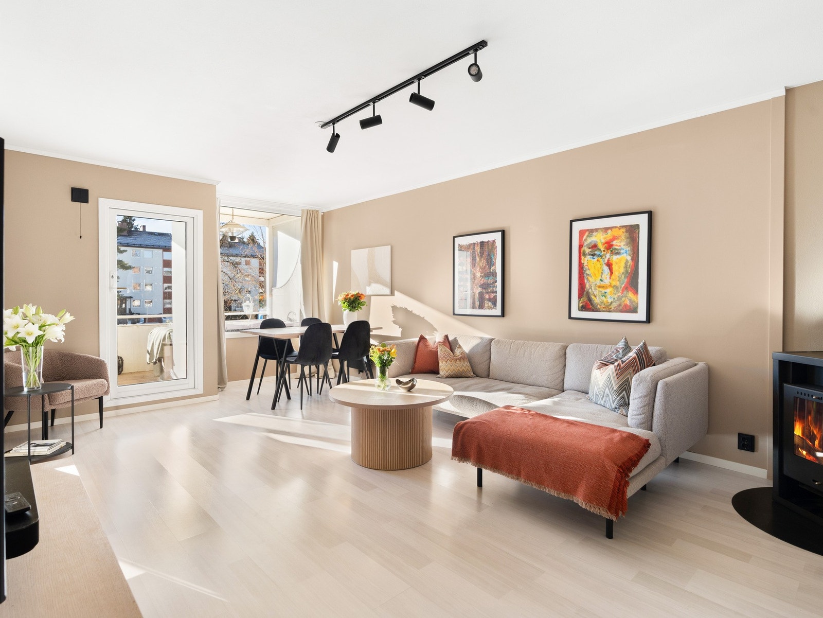 Stuen er av svært god størrelse og har plass til sofaseksjon og diverse møblement Galleribilde