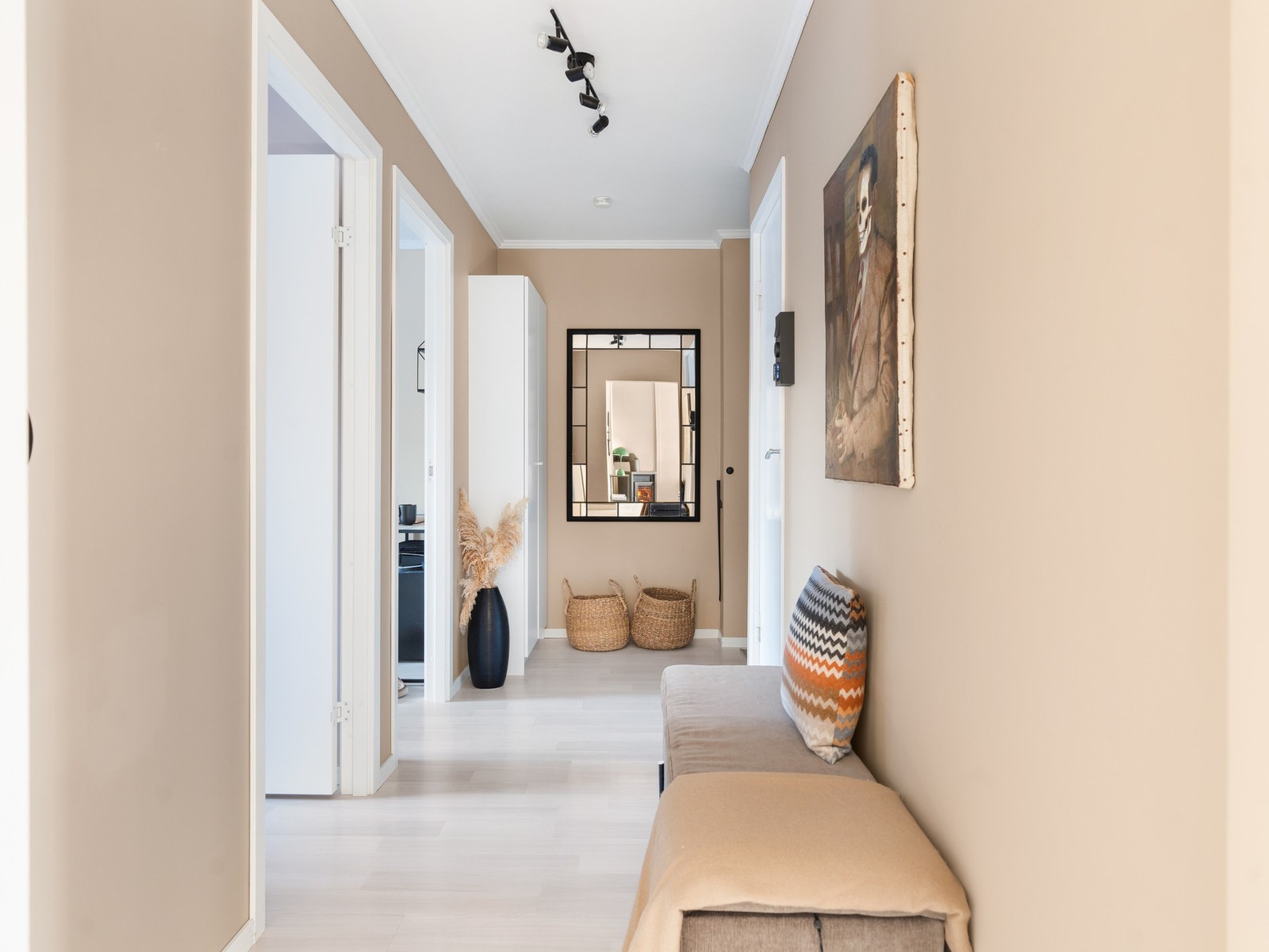 Meget innbydende inngangsparti med gir leiligheten et meget godt førsteinntrykk Galleribilde